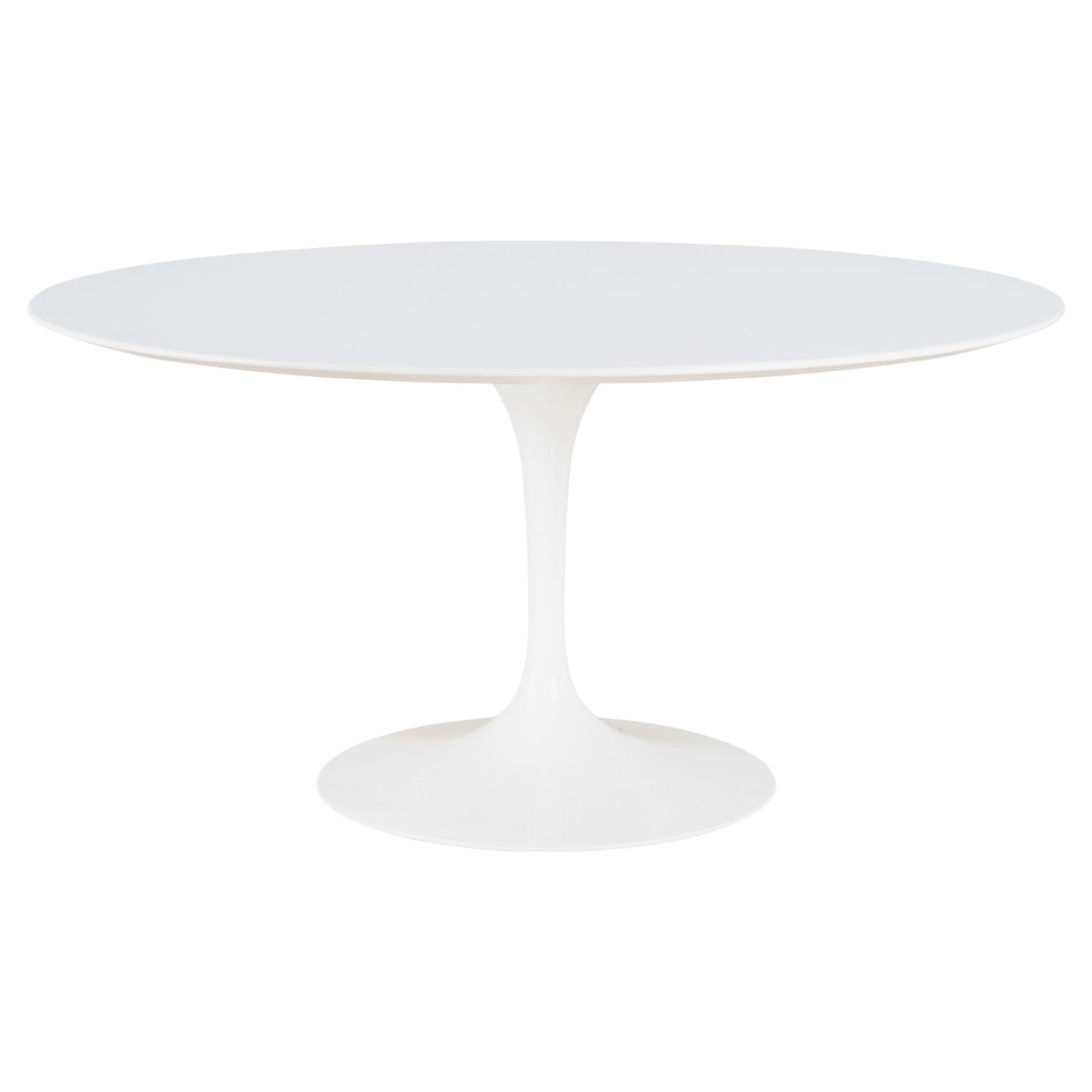 Mesa redonda con pedestal Saarinen 54" Tulip en laminado blanco by Knoll en venta