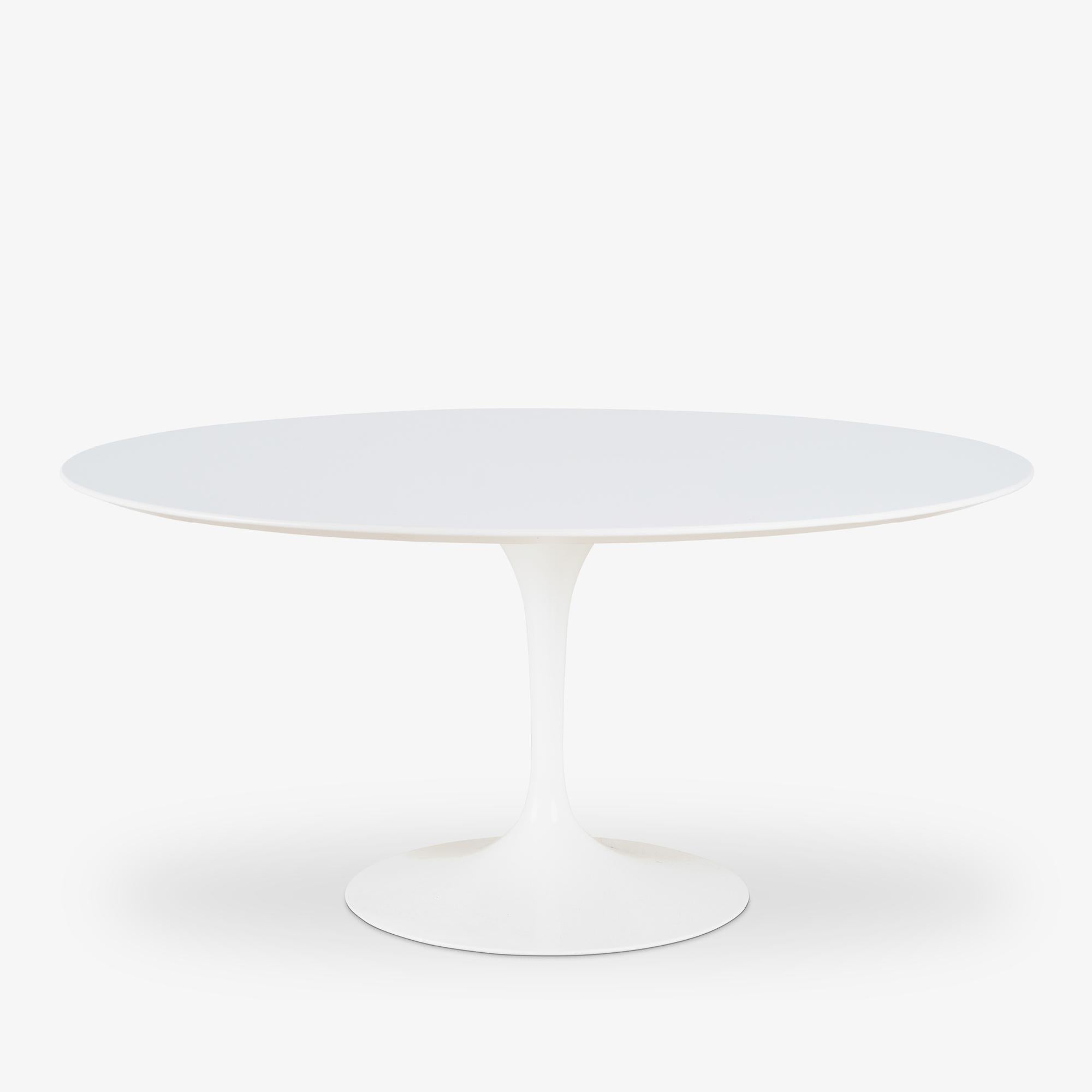 La Colección de Pedestales de Eero Saarinen sigue siendo uno de los logros más emblemáticos del diseño de mobiliario moderno. A menudo llamada 