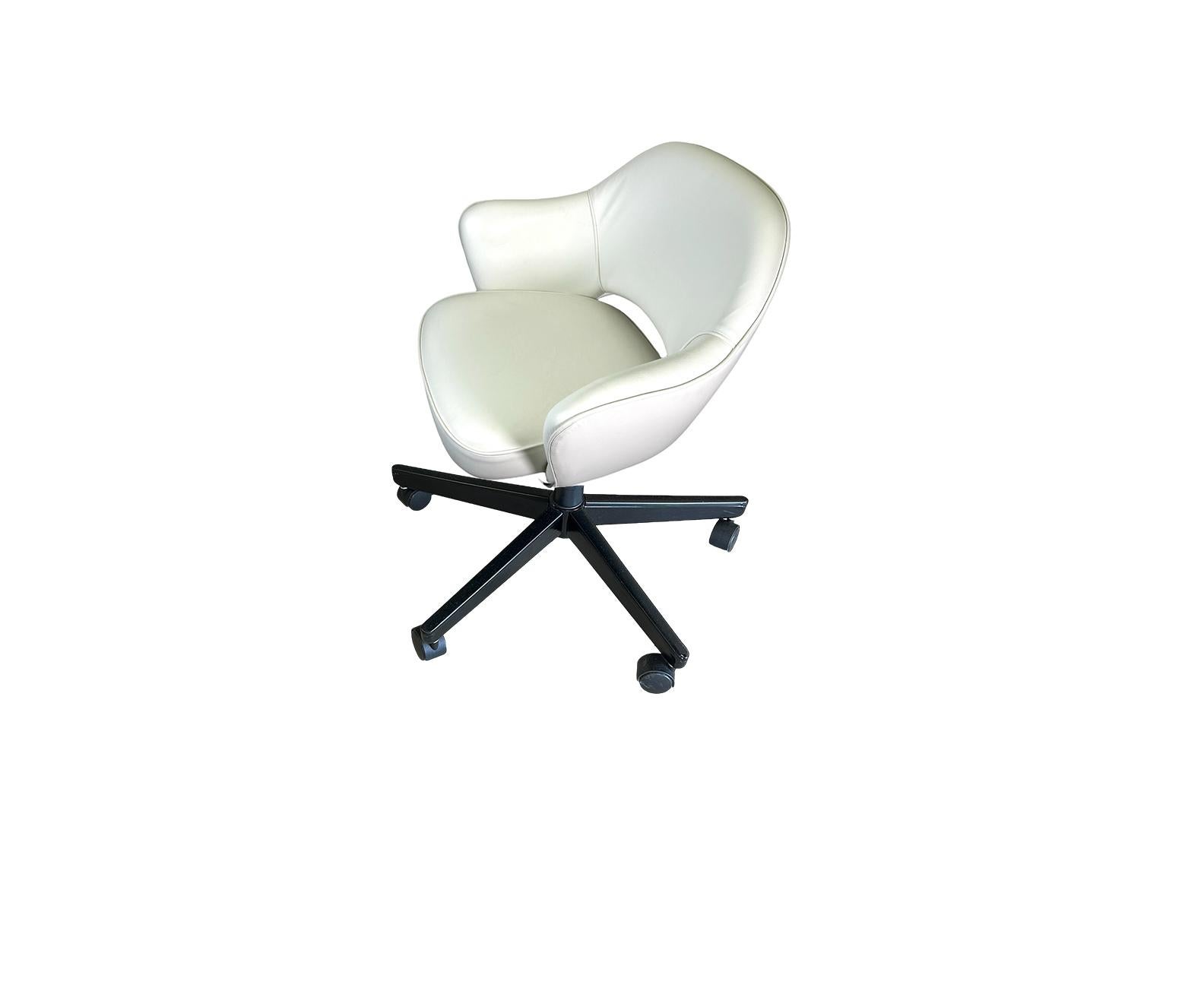 Llevamos años restaurando sillones de dirección Saarinen en todos los tejidos que puedas imaginar, en nuestro propio taller. Hemos restaurado estas sillas utilizando un flexible cuero italiano blanco. Esta iteración concreta del Sillón ejecutivo