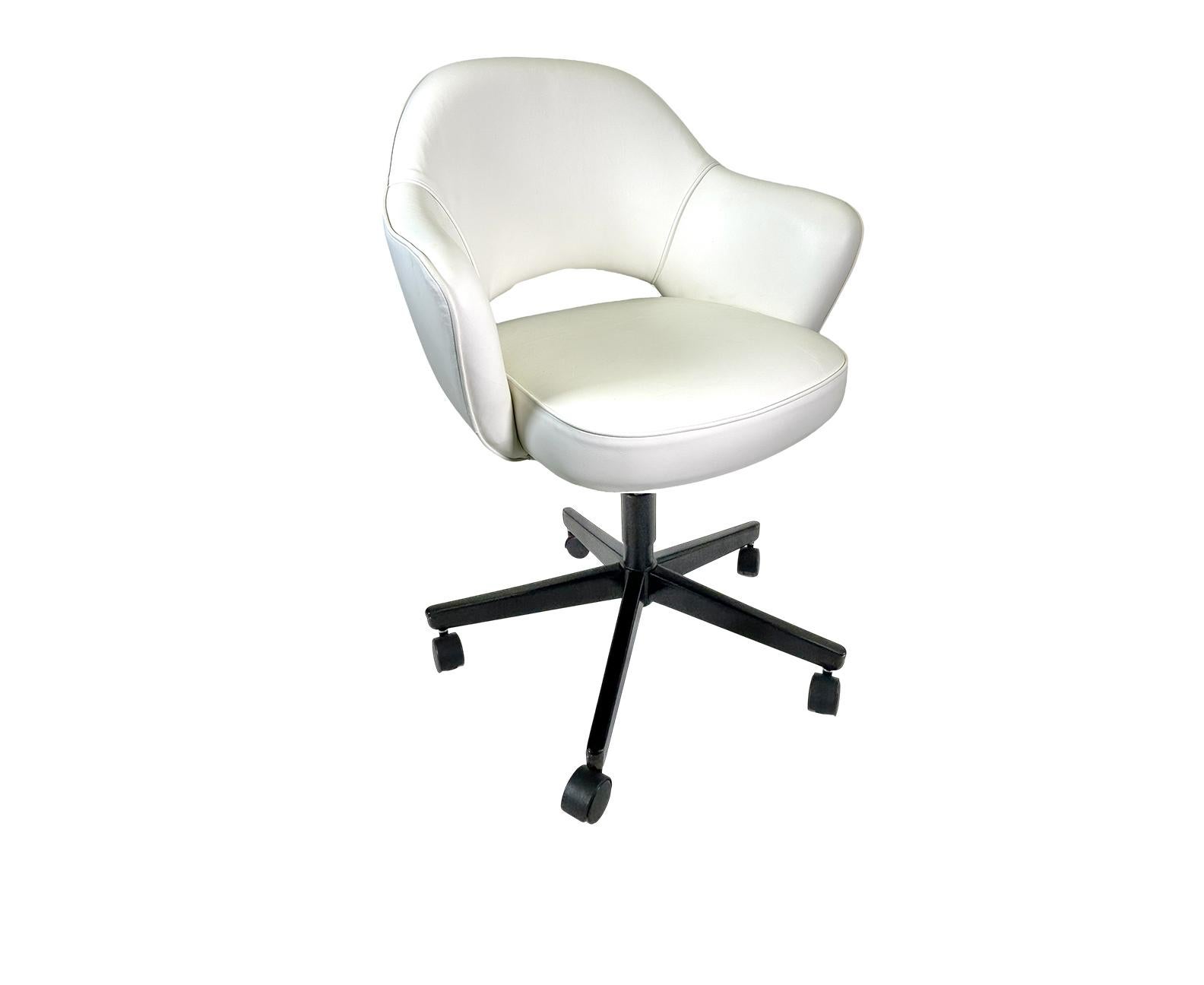 Sillón Saarinen de cuero italiano blanco y base giratoria negra Hecho a mano en venta