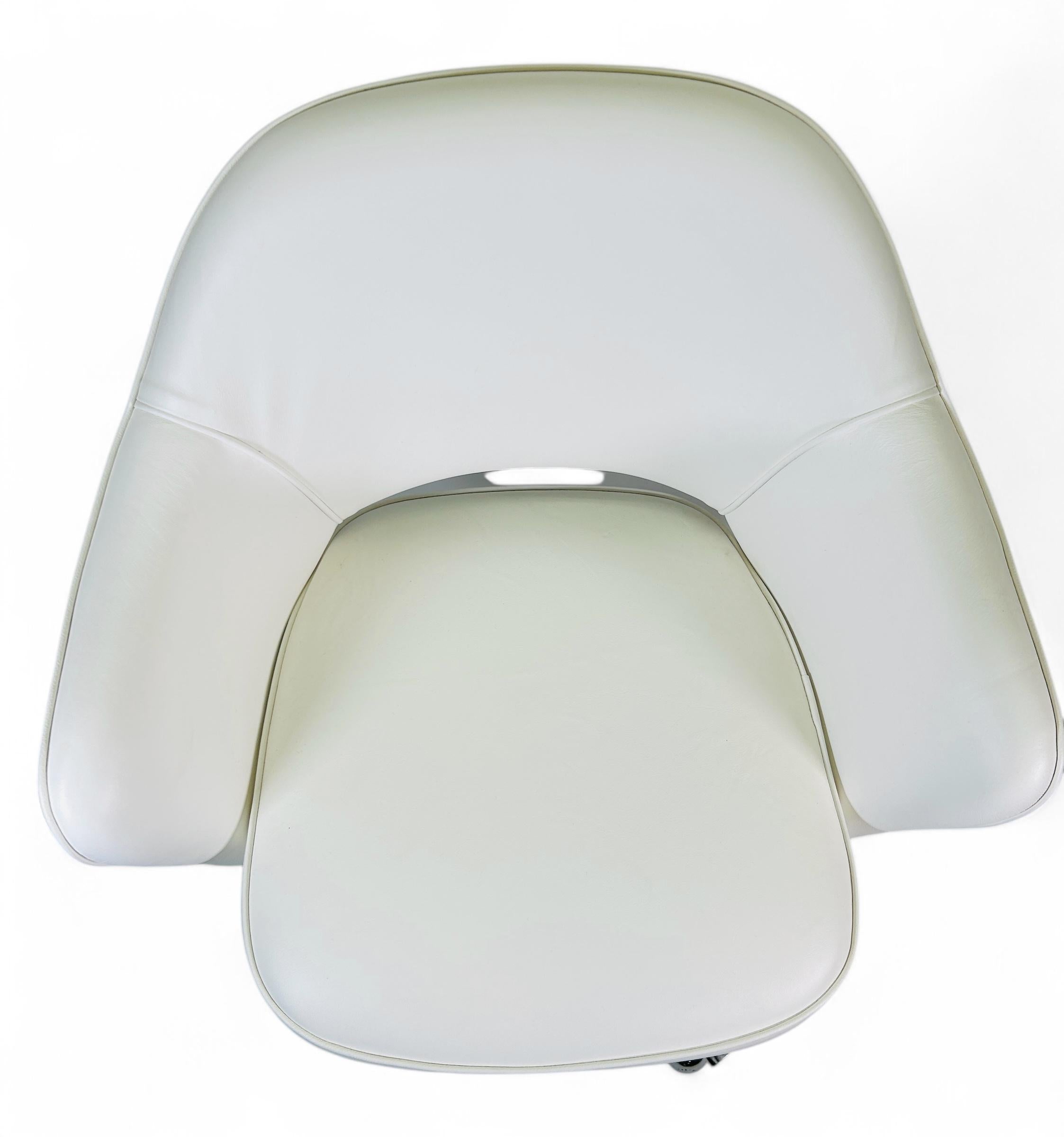 Sillón Saarinen de cuero italiano blanco y base giratoria negra Siglo XXI y contemporáneo en venta
