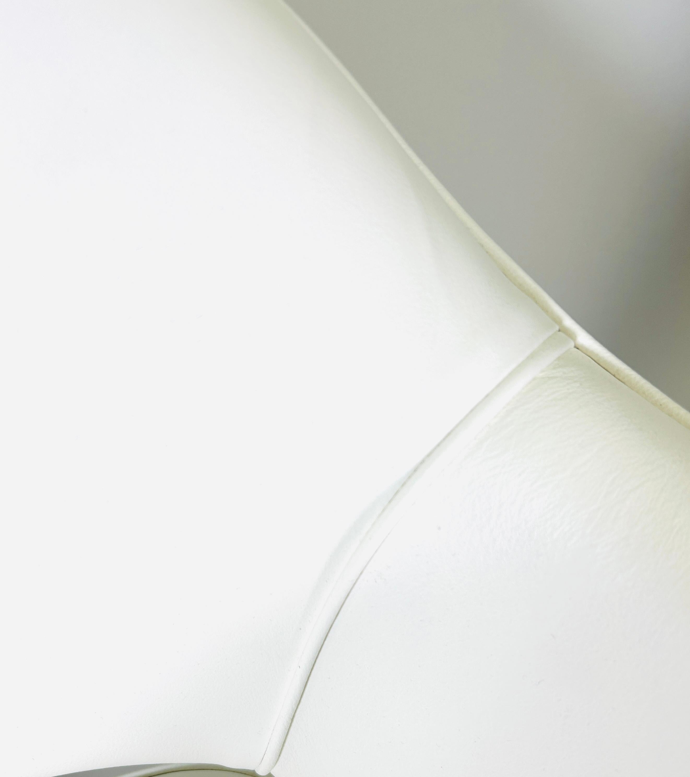 Sillón Saarinen de cuero italiano blanco y base giratoria negra Acero en venta
