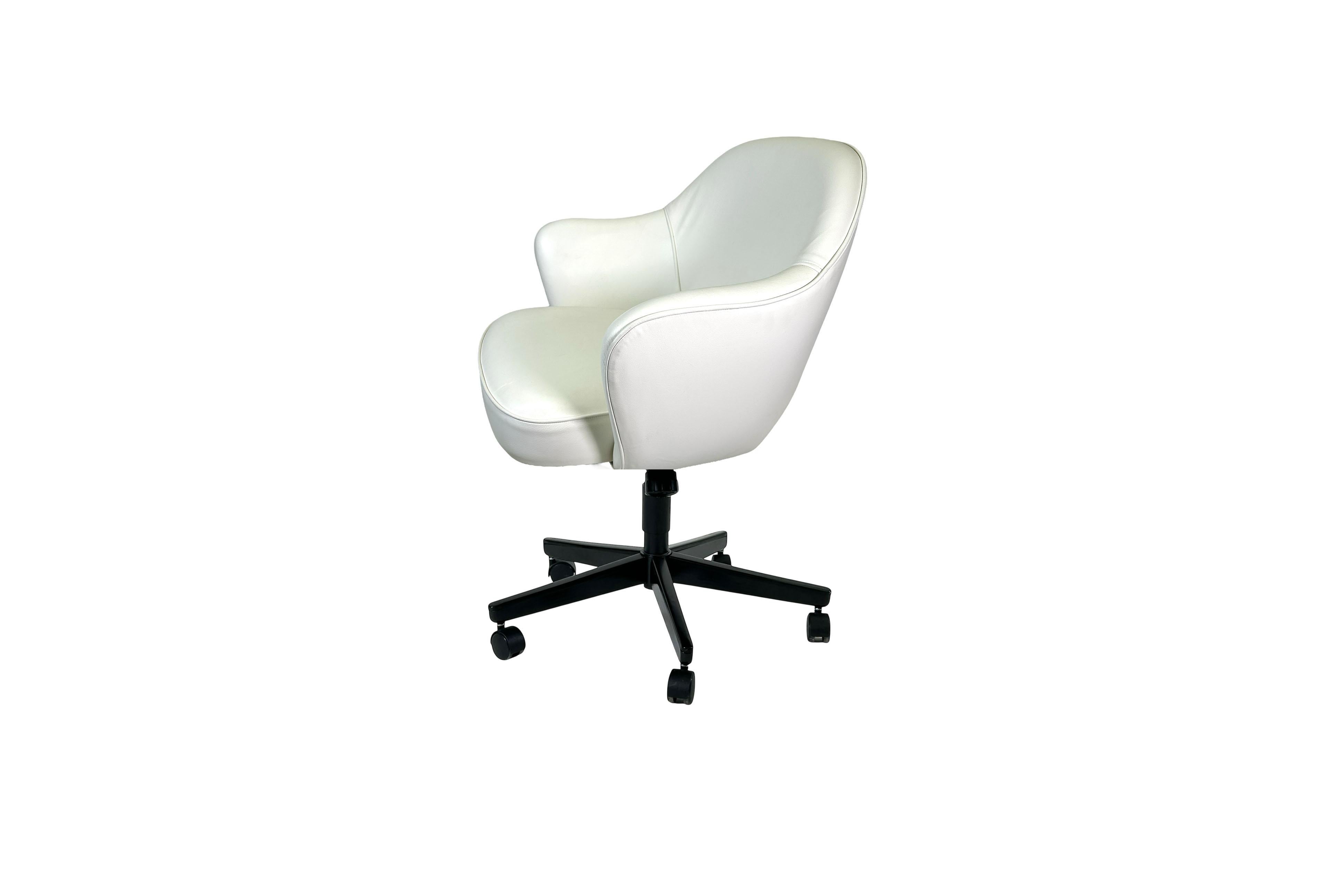 Sillón Saarinen de cuero italiano blanco y base giratoria negra en venta 2