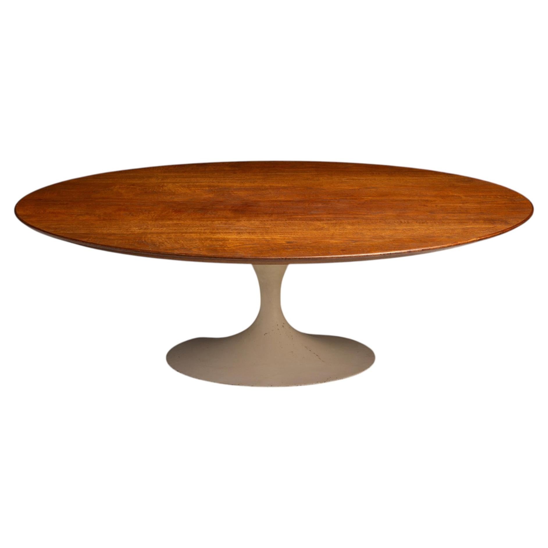 Saarinen Coffee Table, America circa 1960 For Sale