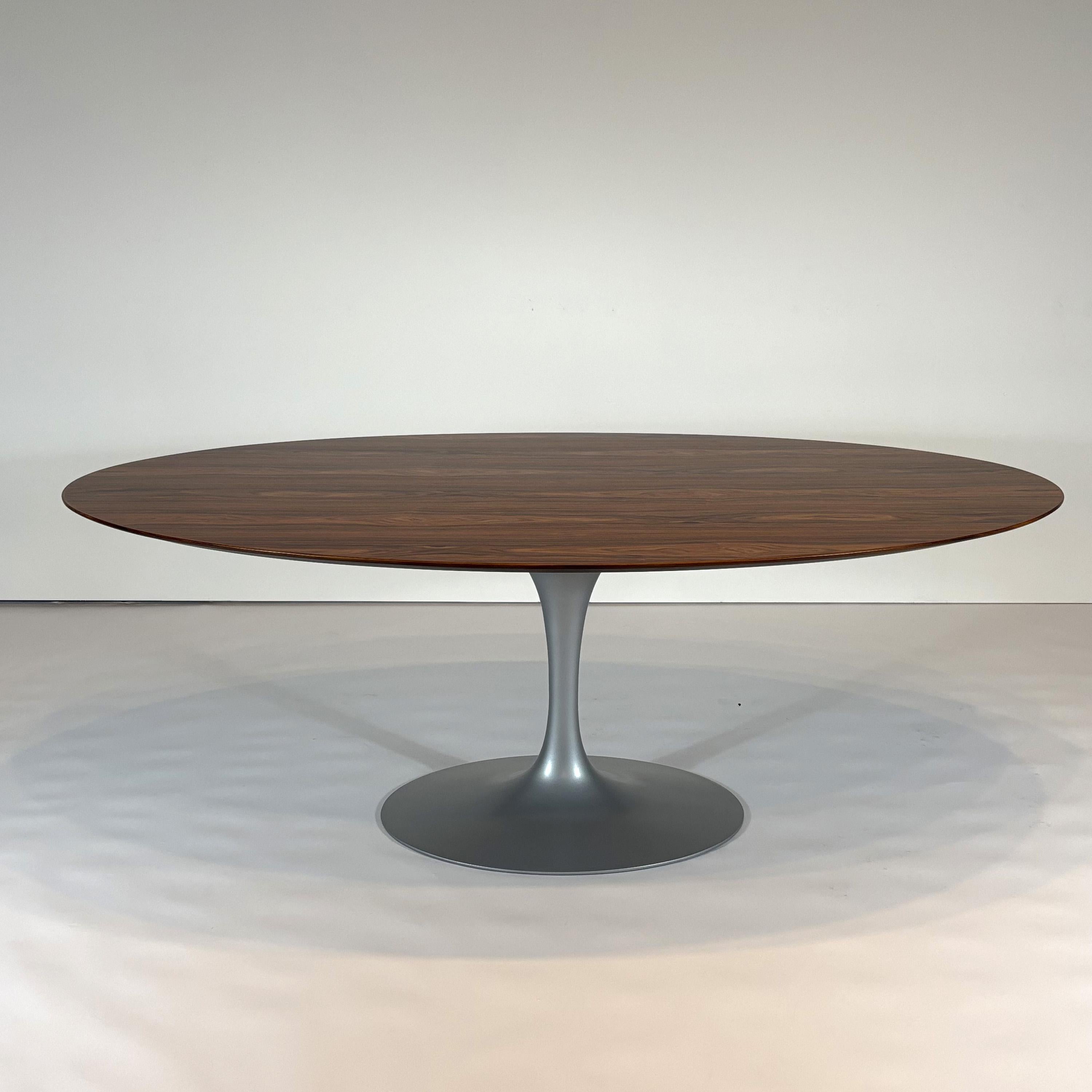 Mesa de comedor Saarinen Edición 50 aniversario de Eero Saarinen
2007
Knoll Internacional

Edición 50 Aniversario de la clásica Mesa de Comedor Saarinen (Mesa Tulipán). 
Tapa de chapa de palisandro y base de platino pintado.

