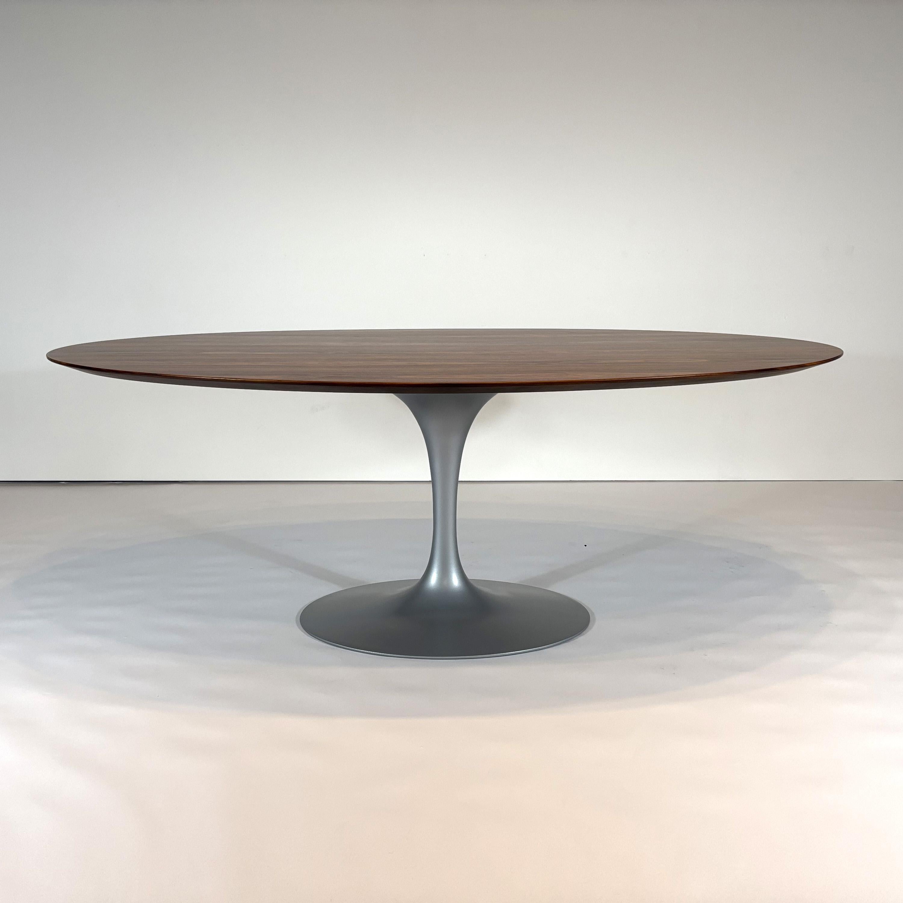 Mesa de comedor Saarinen Edición 50 aniversario de Eero Saarinen mediados del siglo XX en venta