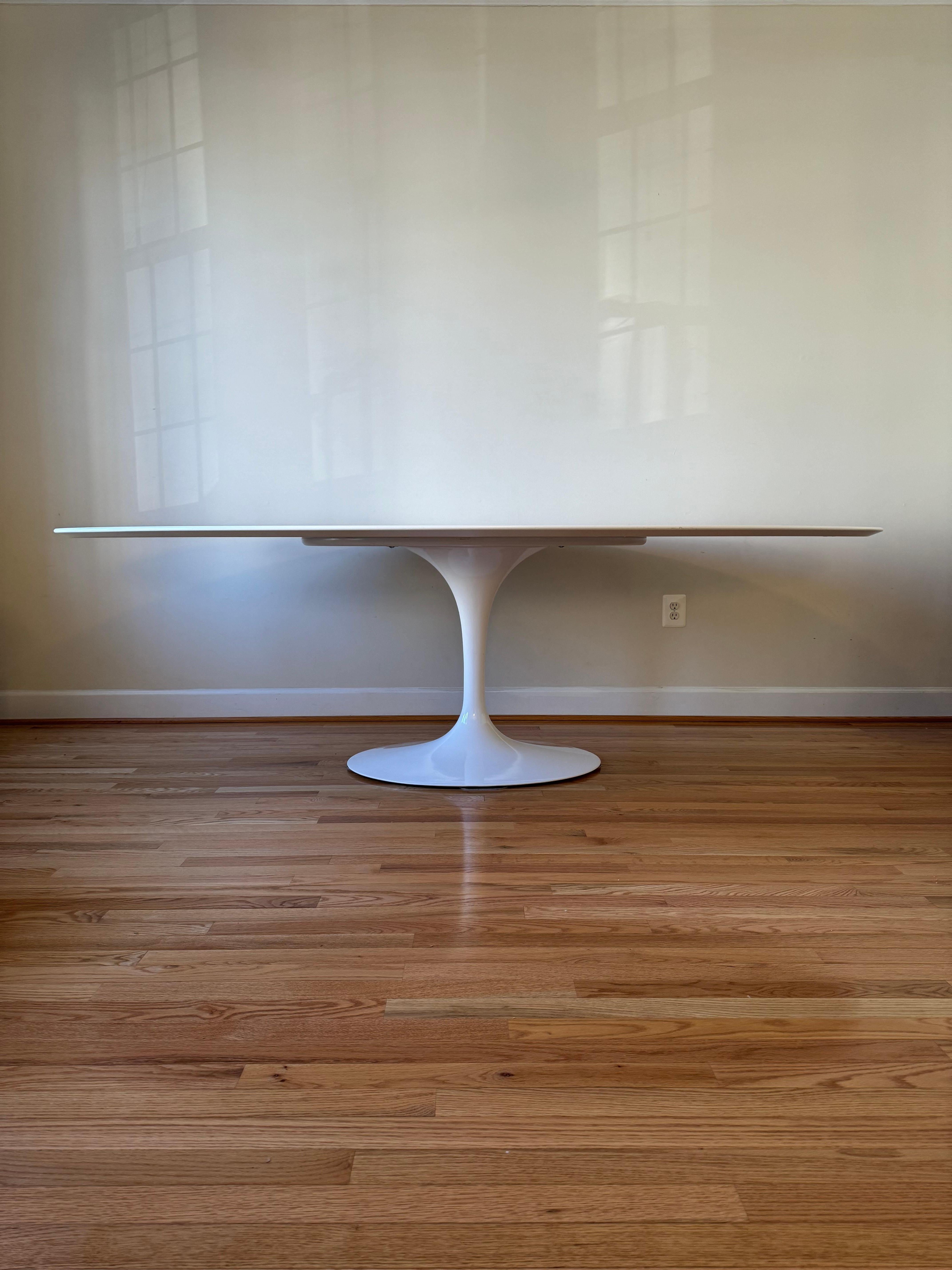 Milieu du XXe siècle Table à manger Saarinen ovale d'Eero Saarinen pour Knoll en vente
