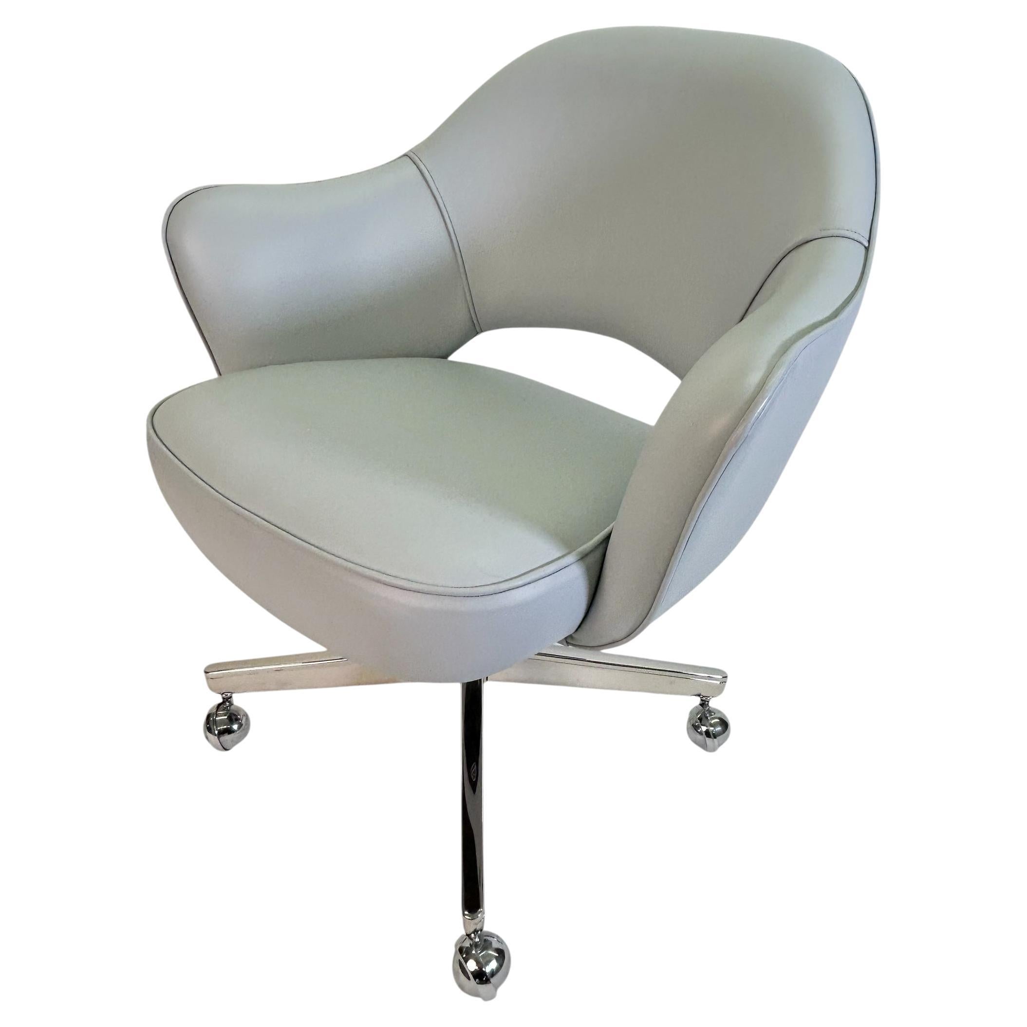 Mid-Century moderno Poltrona Saarinen Exec in pelle blu polvere su base girevole in nichel lucido in vendita