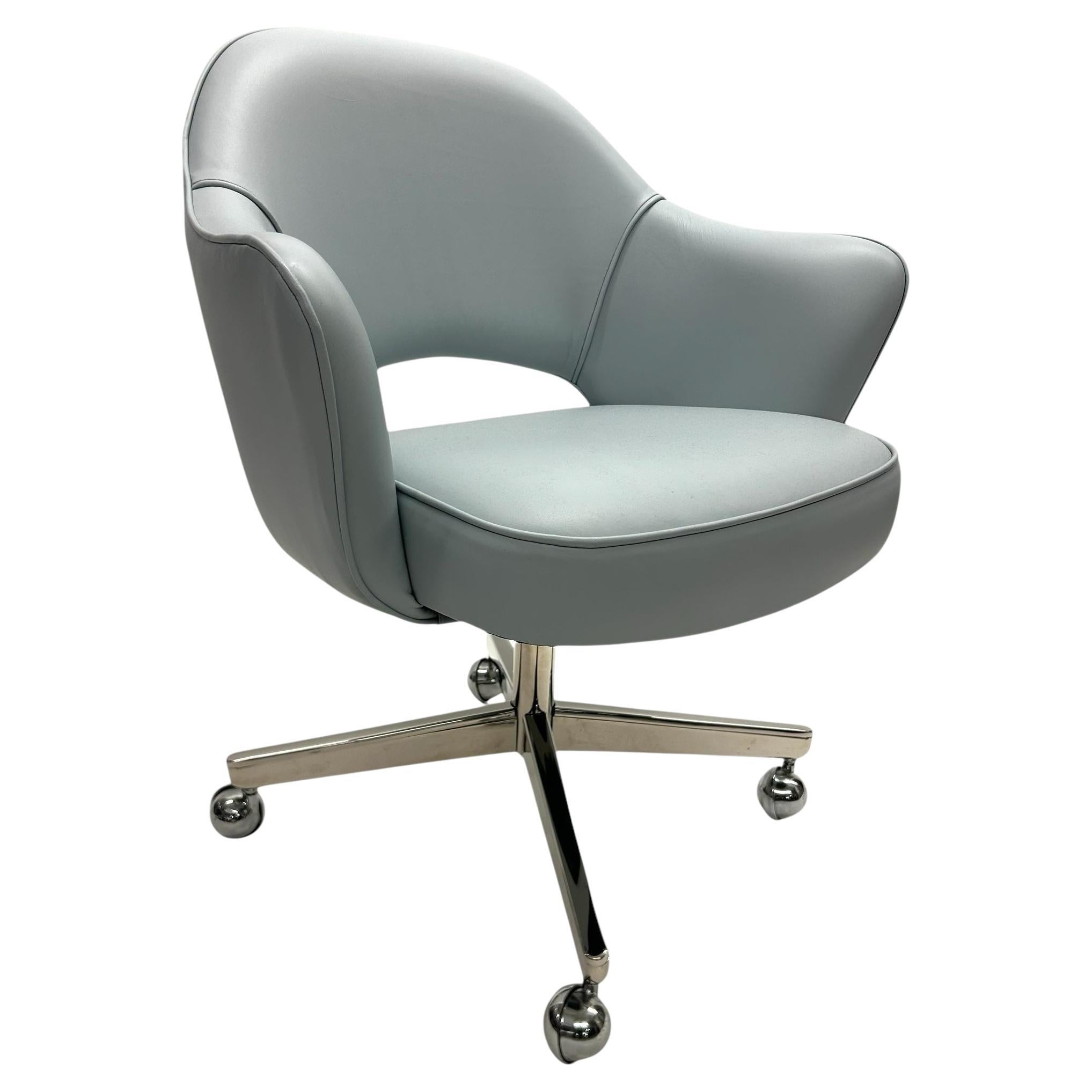 Americano Poltrona Saarinen Exec in pelle blu polvere su base girevole in nichel lucido in vendita