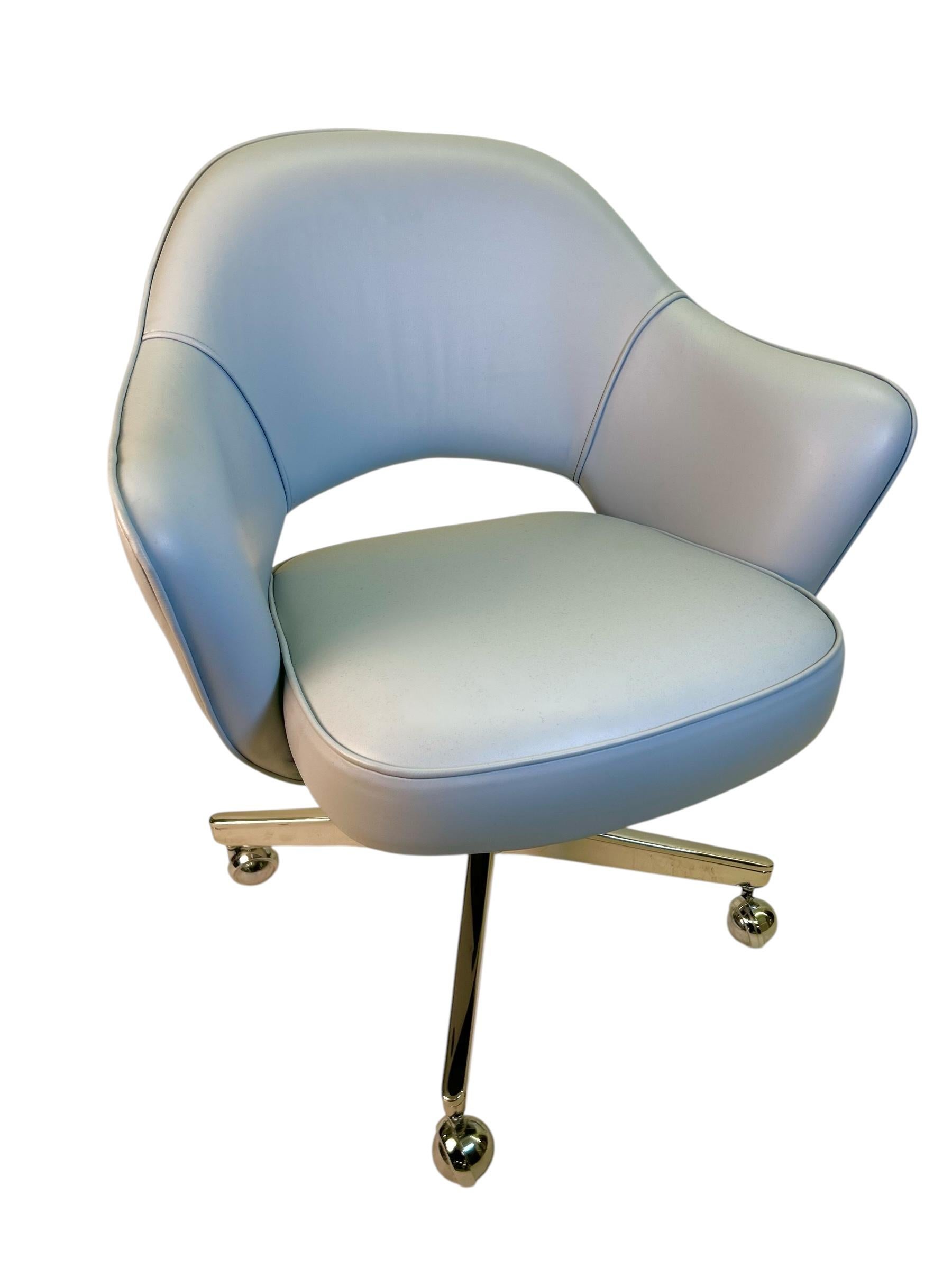 Placcato Poltrona Saarinen Exec in pelle blu polvere su base girevole in nichel lucido in vendita