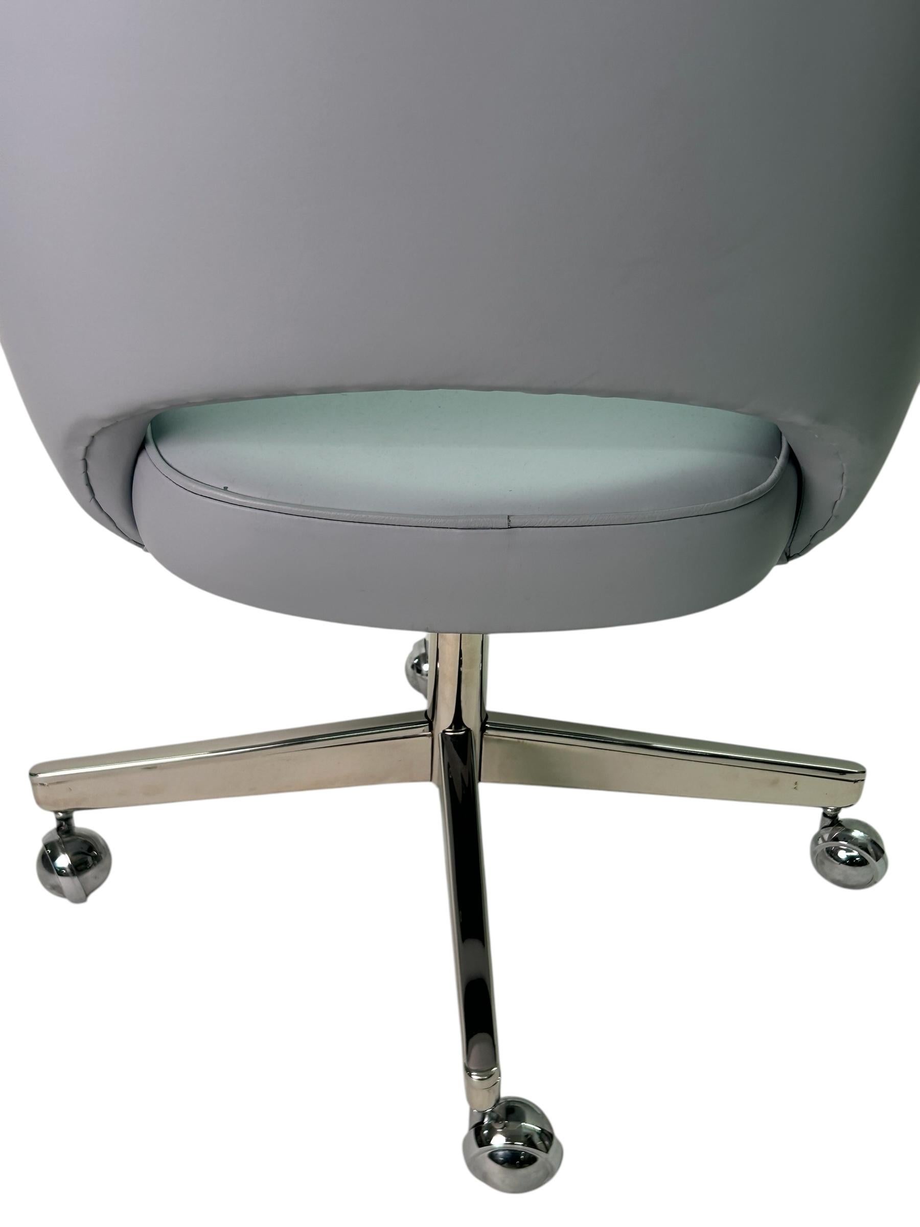 Poltrona Saarinen Exec in pelle blu polvere su base girevole in nichel lucido In condizioni ottime in vendita a Wilton, CT