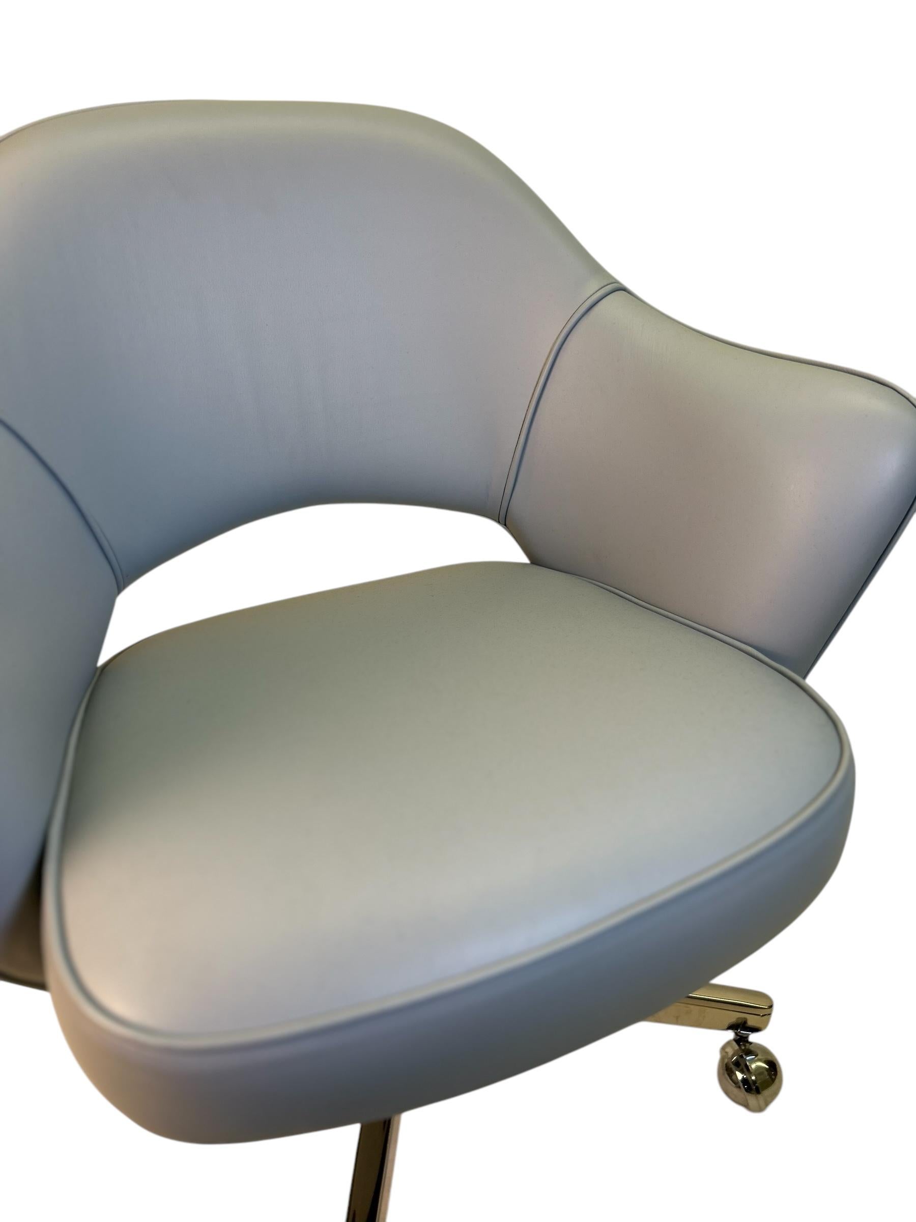 Fine XX secolo Poltrona Saarinen Exec in pelle blu polvere su base girevole in nichel lucido in vendita