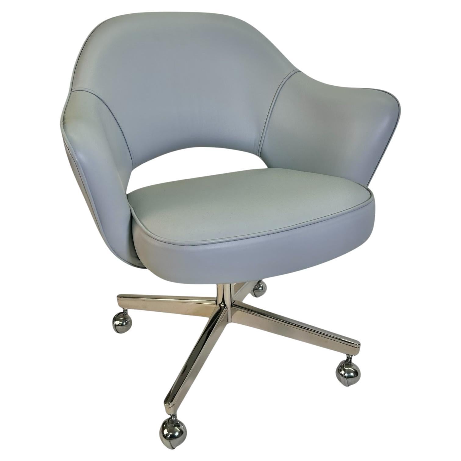 Da anni restauriamo sedie direzionali Saarinen in tutti i tessuti che si possono immaginare, proprio nel nostro laboratorio. Questa autentica sedia vintage di Saarinen è stata rivestita in una ricca ed elegante pelle blu polvere.  Abili artigiani