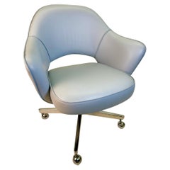 Sillón ejecutivo Saarinen de cuero azul cielo empolvado sobre base giratoria de níquel pulido