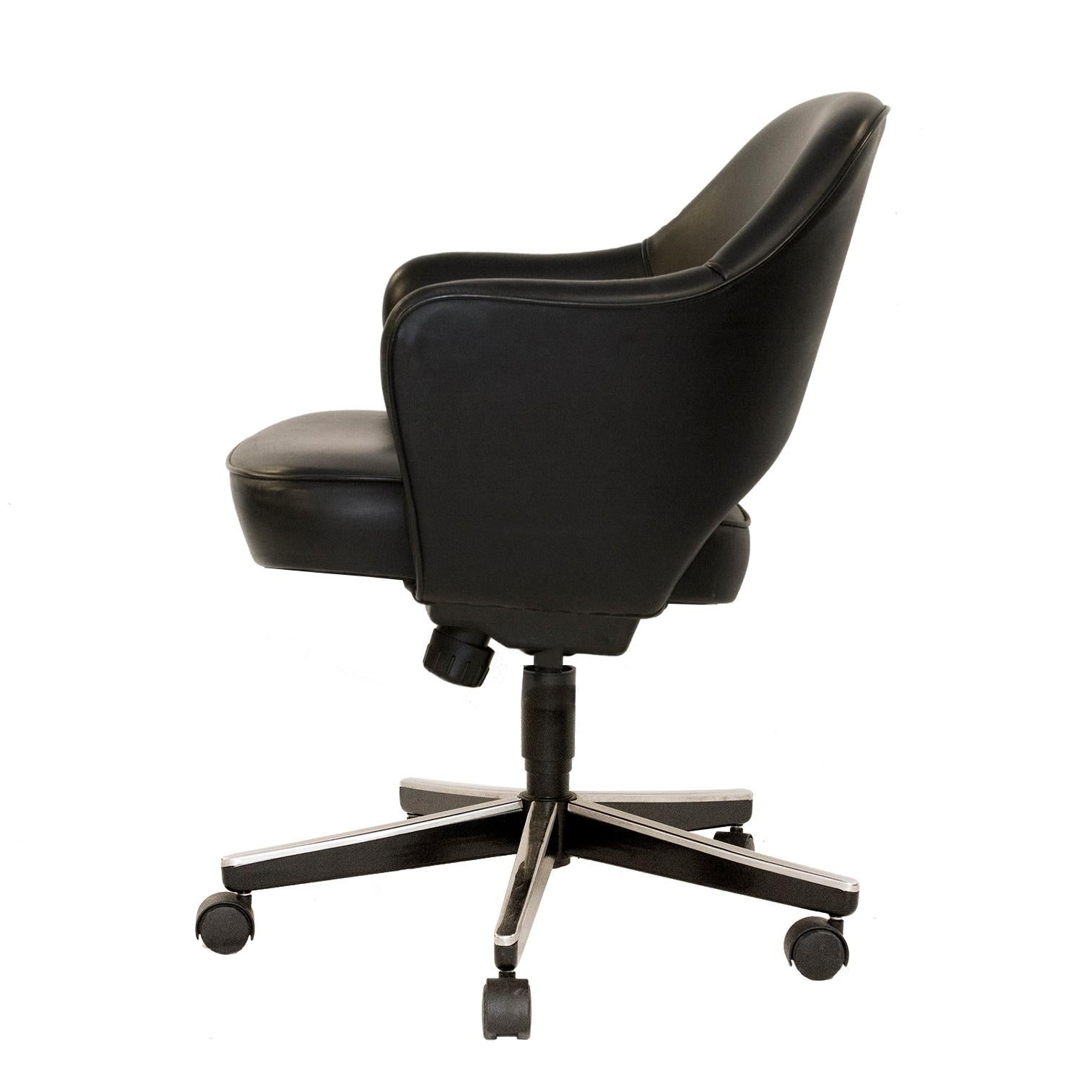 Modern Saarinen Executive Arm Chair in Original Black Leather, Contemporary Swivel Base For Sale