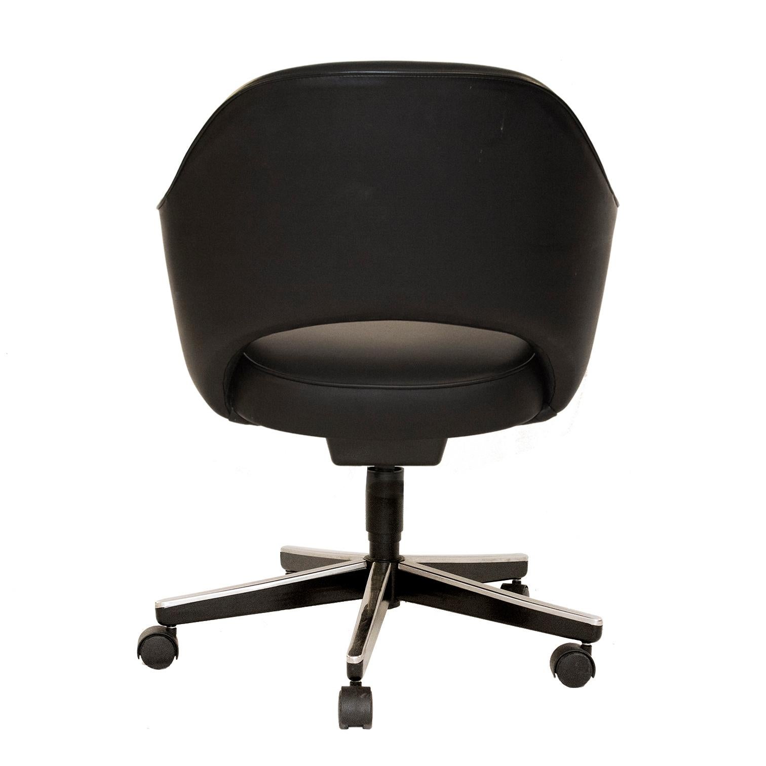 American Saarinen Executive Arm Chair in Original Black Leather, Contemporary Swivel Base For Sale