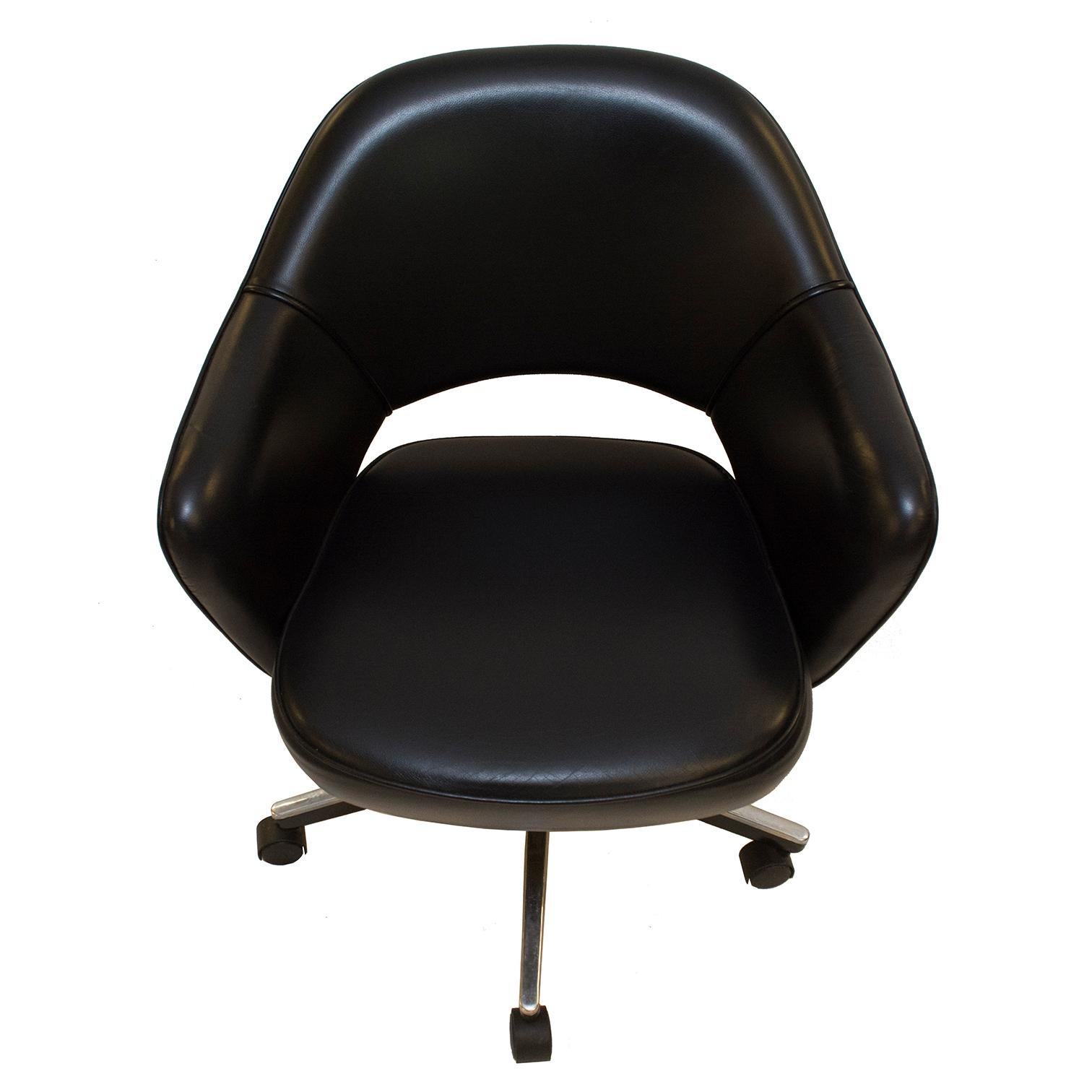 Polished Saarinen Executive Arm Chair in Original Black Leather, Contemporary Swivel Base For Sale