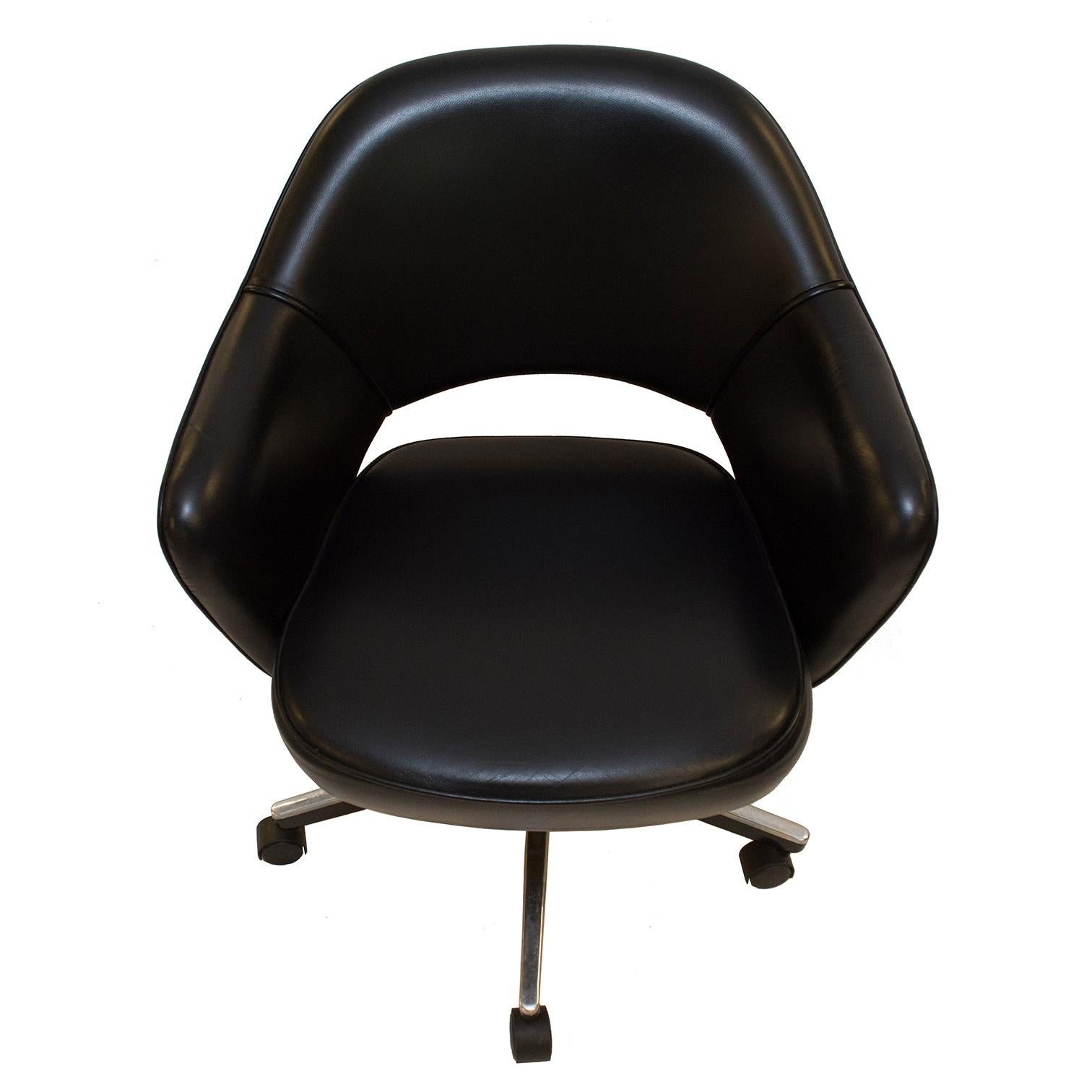 Poli Fauteuil de direction Saarinen en cuir noir d'origine, piètement pivotant contemporain en vente