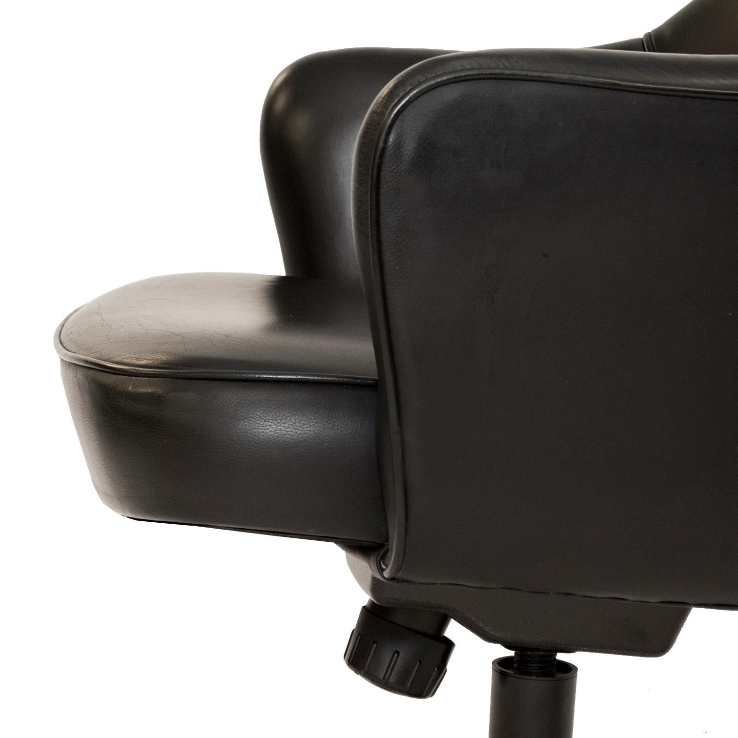 Saarinen Executive Arm Chair in Original Black Leather, Contemporary Swivel Base In Good Condition For Sale In Wilton, CT