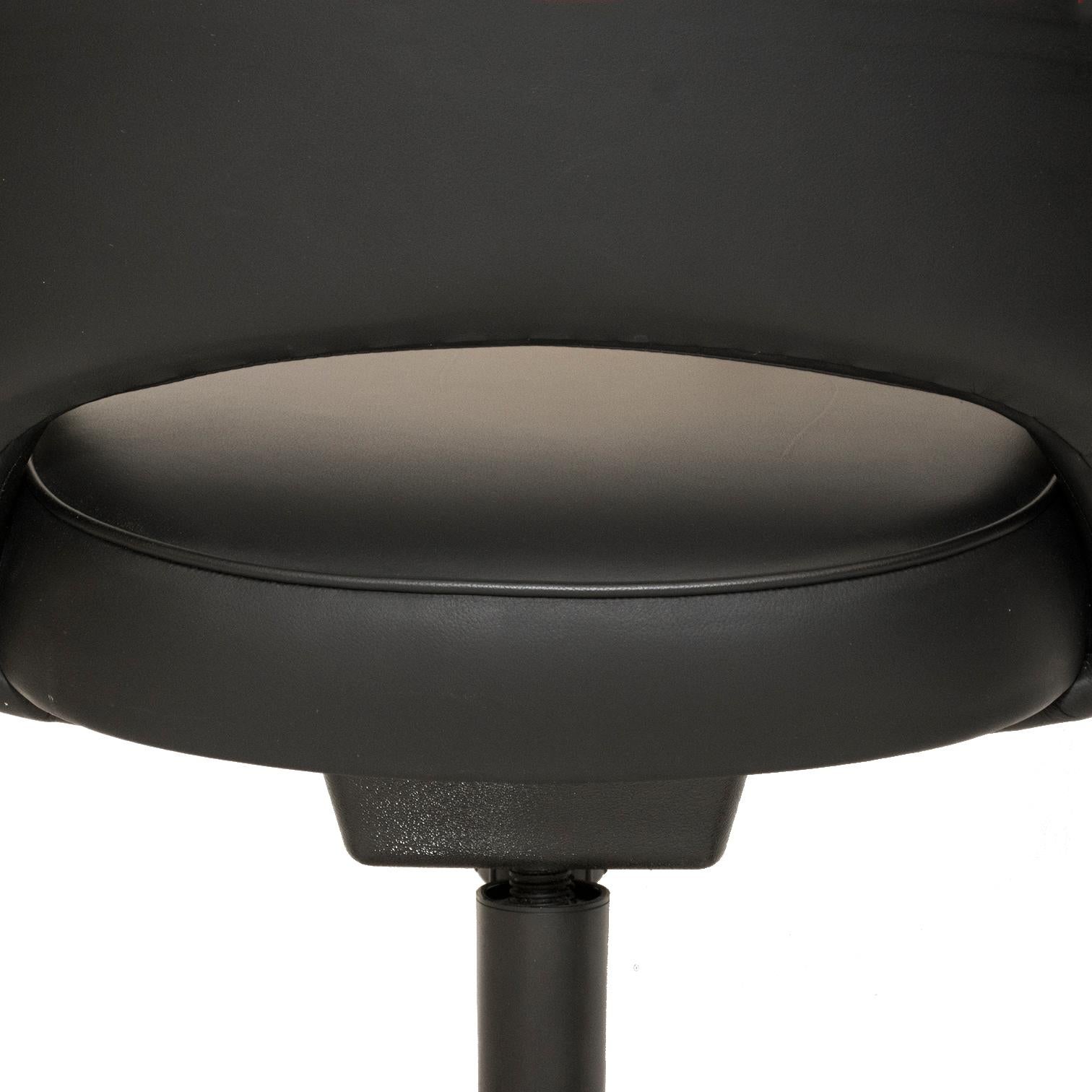 Late 20th Century Saarinen Executive Arm Chair in Original Black Leather, Contemporary Swivel Base For Sale