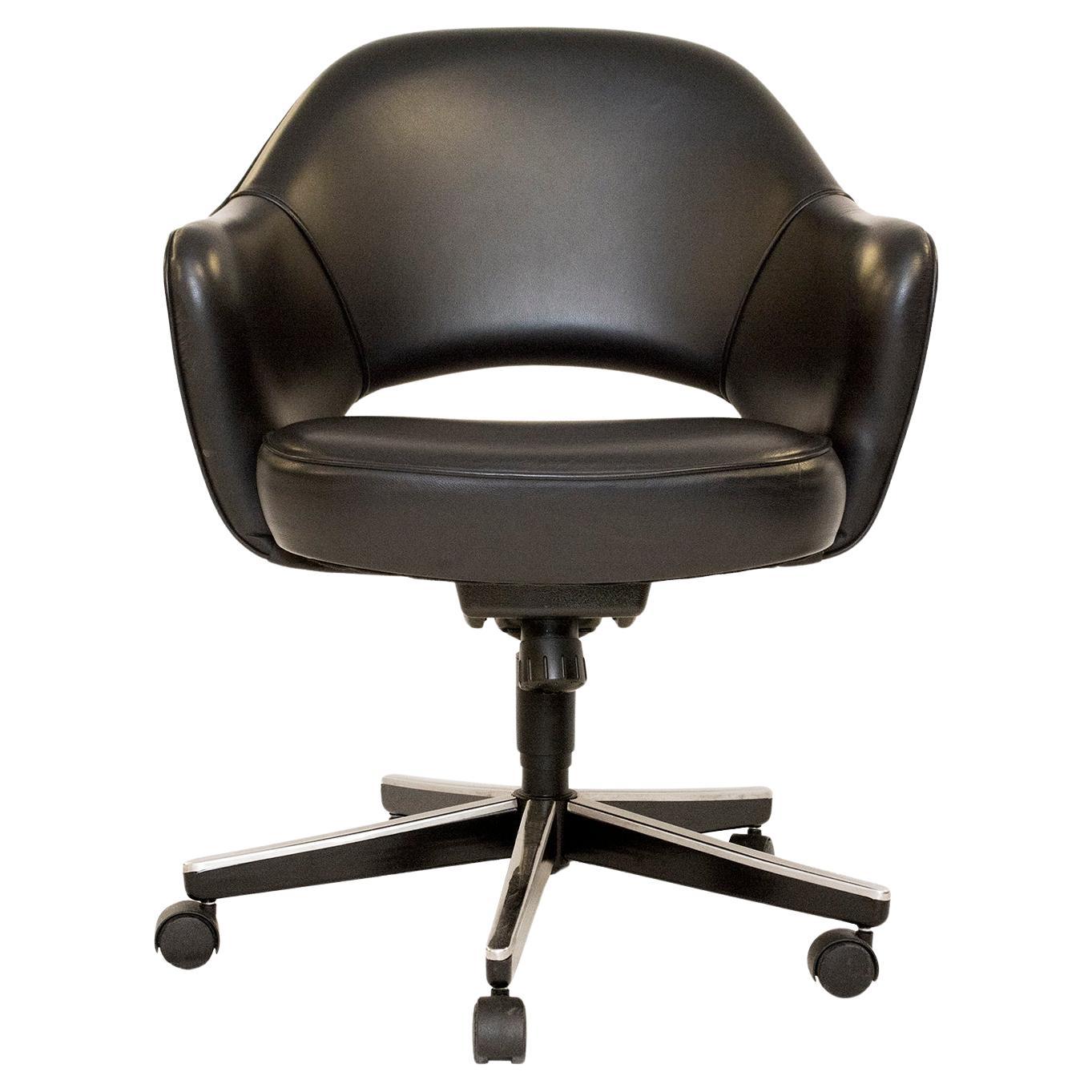 Saarinen Executive Arm Chair in Original Black Leather, Contemporary Swivel Base