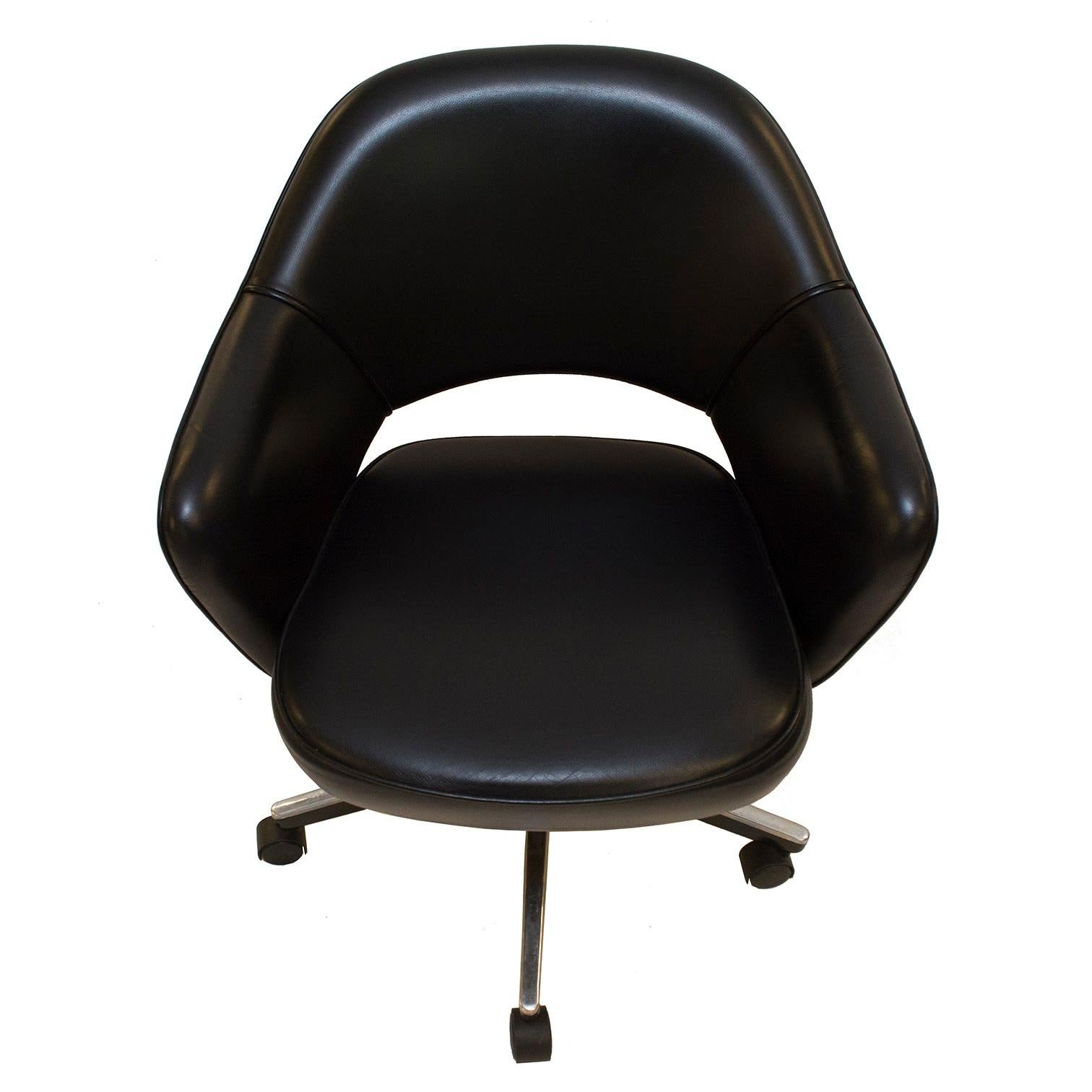 Gorgeous Knoll Saarinen office chair on a swivel base. These classic chairs come in their original supple black leather and the bases have received a thorough polish. This chair features a contemporary iteration swivel base and is equipped with