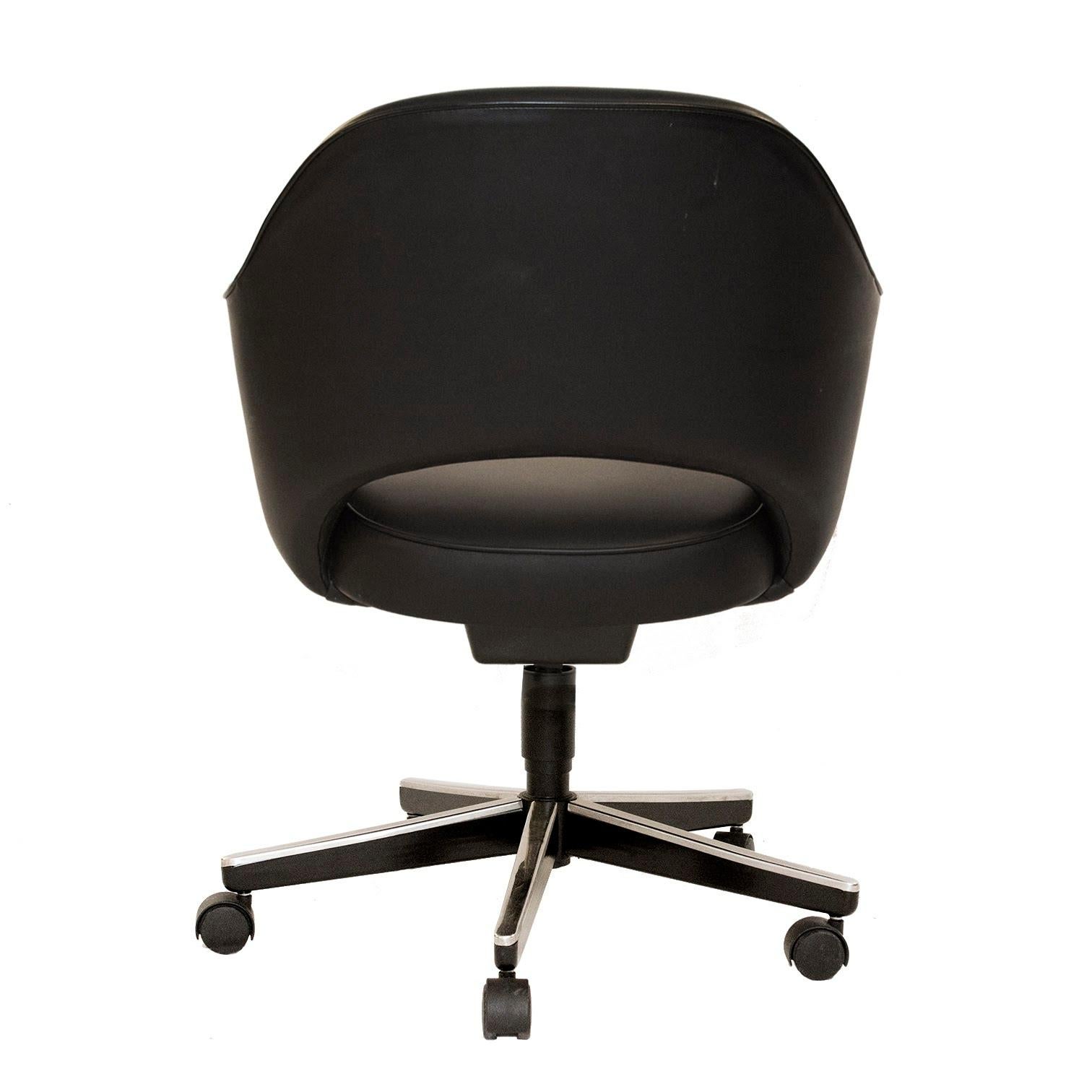 Saarinen Executive Chair in Original Black Leather In Good Condition In Wilton, CT