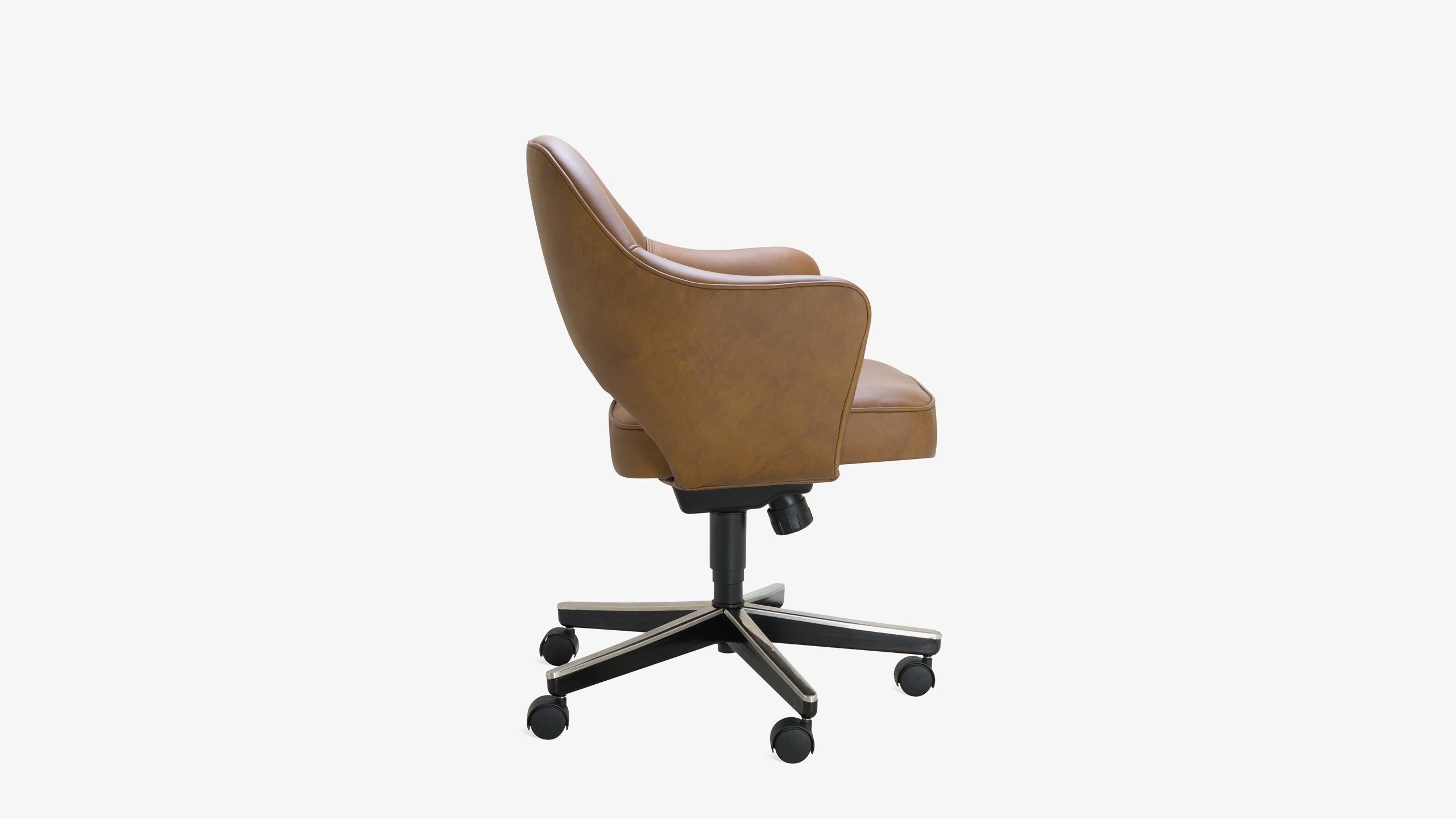 Mid-Century Modern Saarinen Executive Armchair in Saddle Leather, Swivel Base For Sale