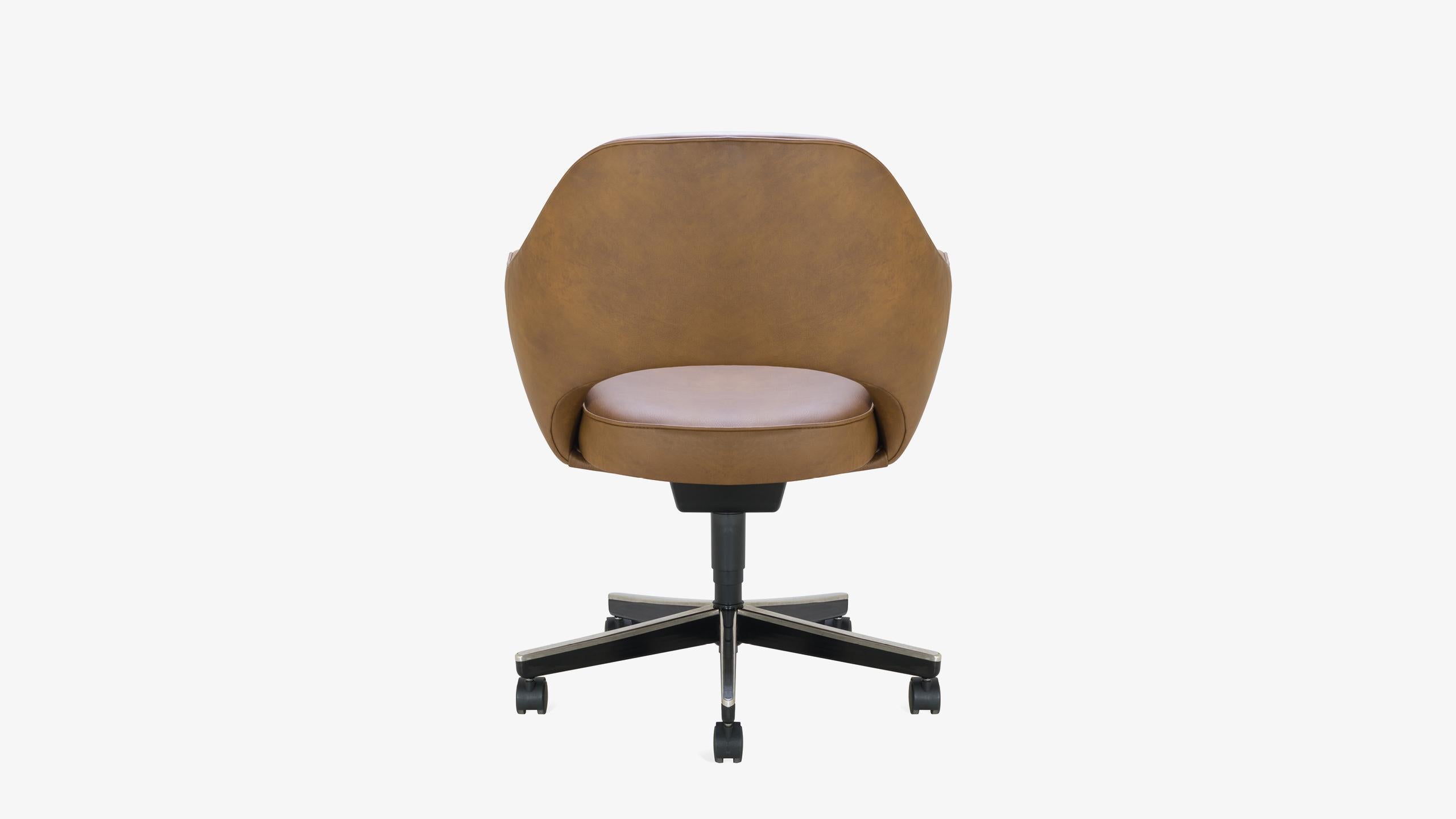 Saarinen Executive Armchair in Saddle Leather, Swivel Base In Good Condition For Sale In Wilton, CT