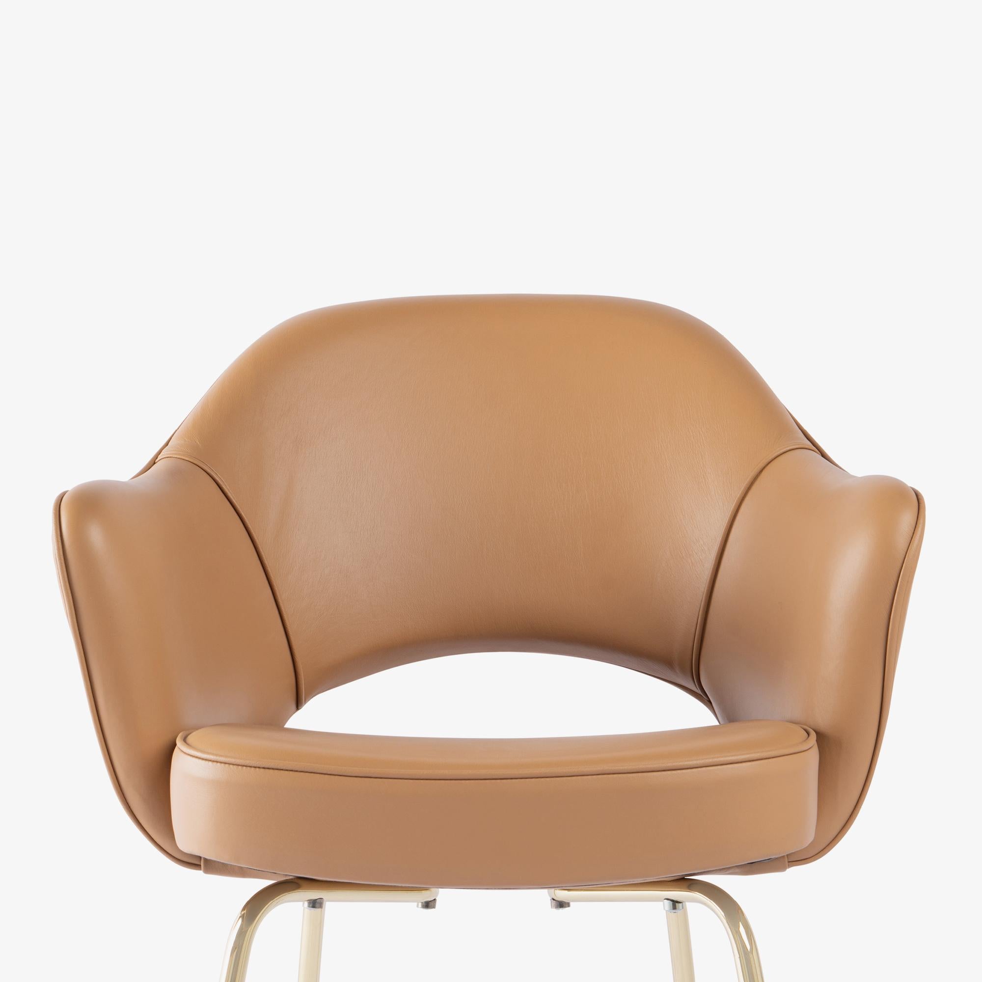Fauteuils de direction Saarinen en cuir camel avec pieds en laiton, ensemble de 6 en vente 3