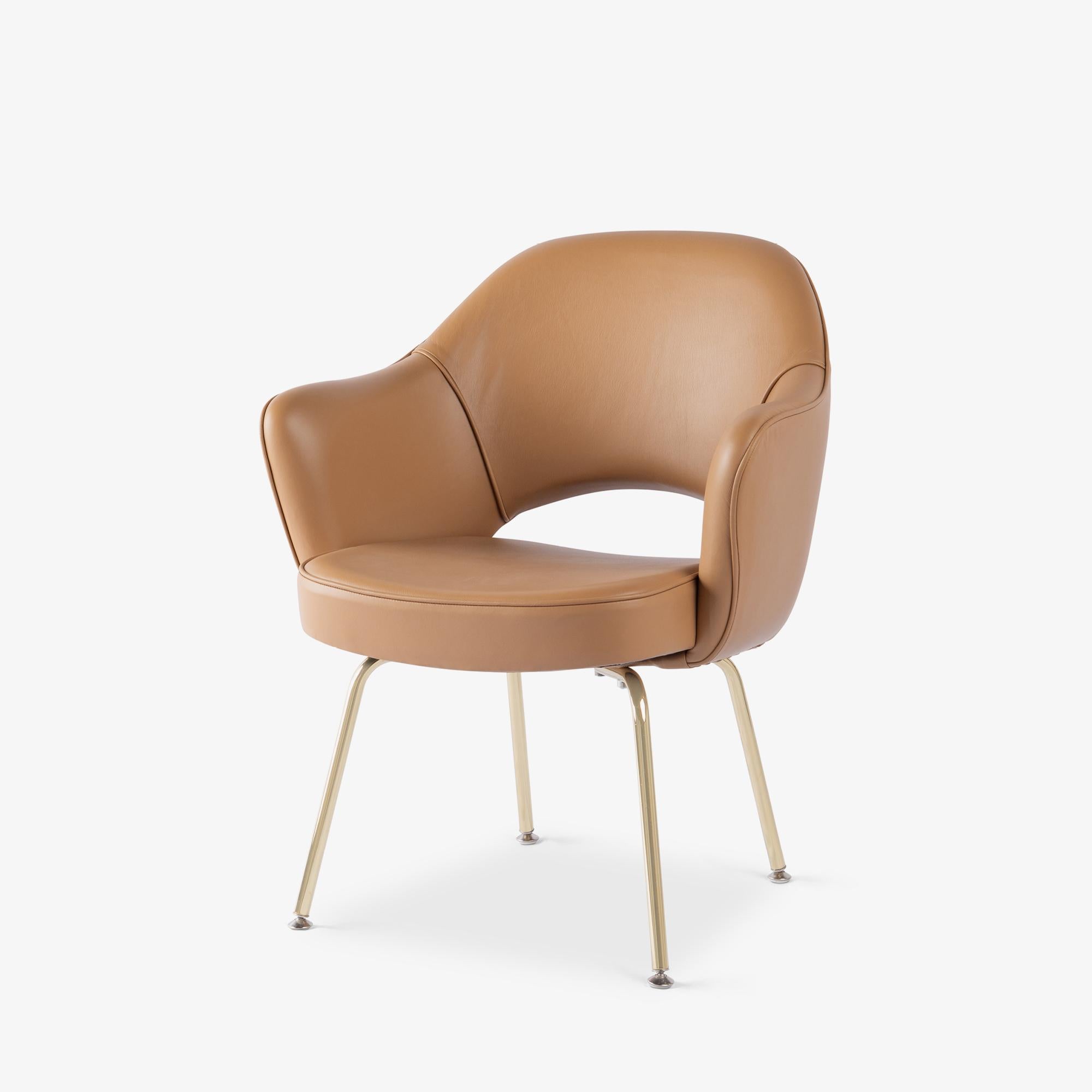 Eero Saarinen reste l'un des designers de meubles les plus influents du 20e siècle, célébré pour son approche sculpturale de la forme et son utilisation pionnière des matériaux. Ses créations emblématiques pour Icone, notamment la Tulip Chair, la