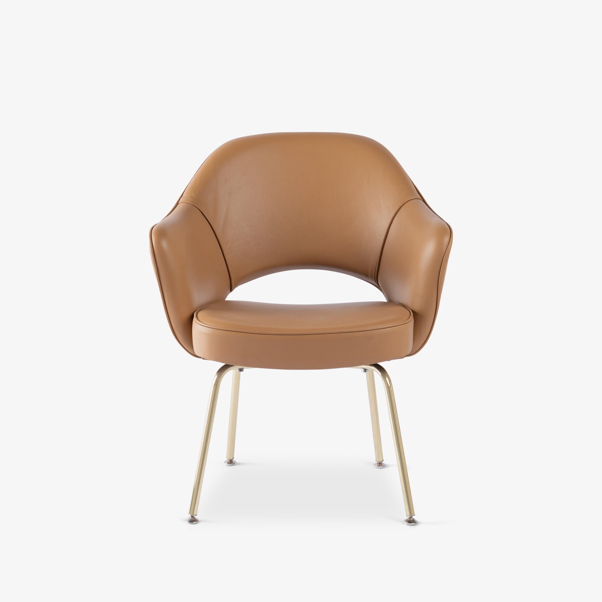 Mid-Century Modern Fauteuils de direction Saarinen en cuir camel avec pieds en laiton, ensemble de 6 en vente