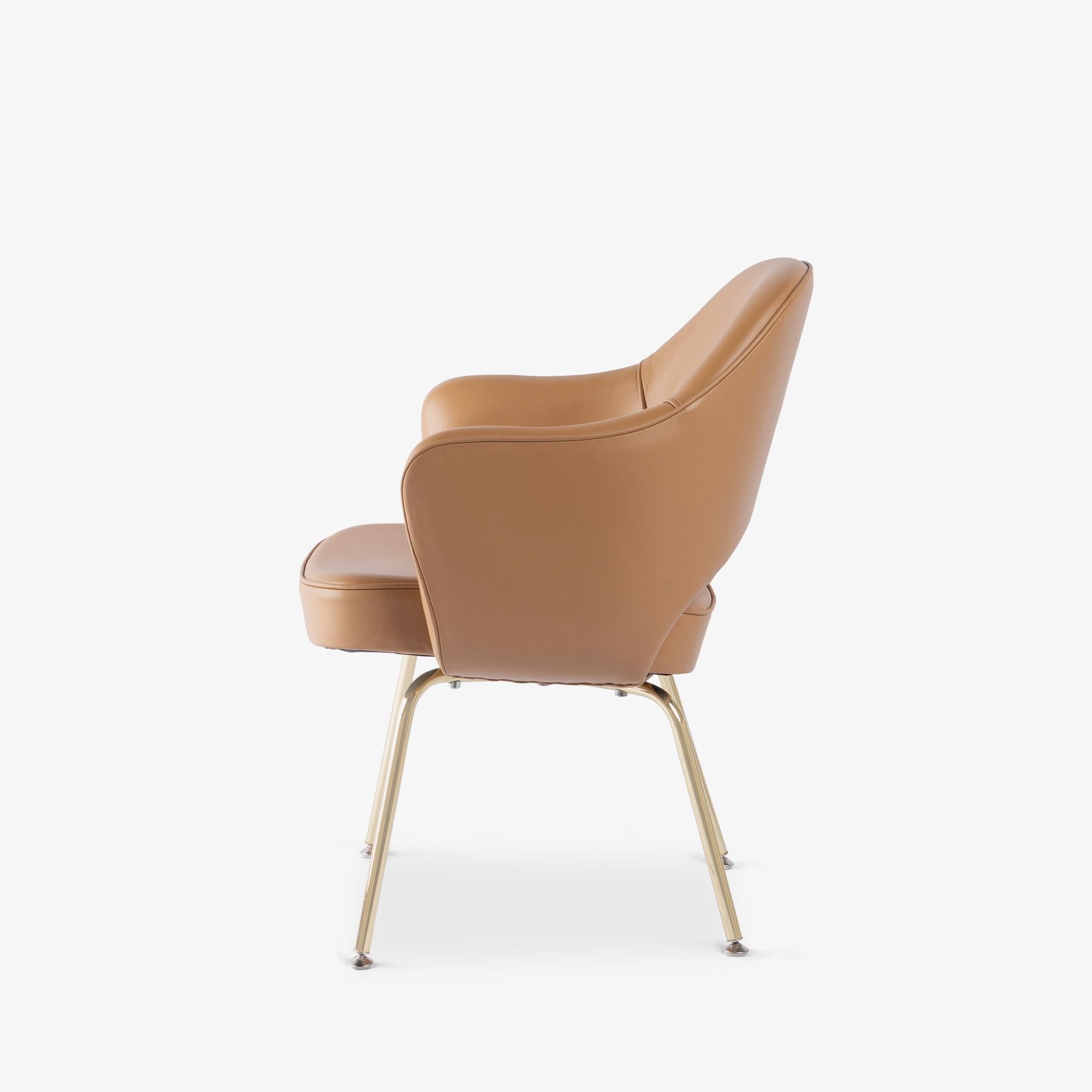 Américain Fauteuils de direction Saarinen en cuir camel avec pieds en laiton, ensemble de 6 en vente