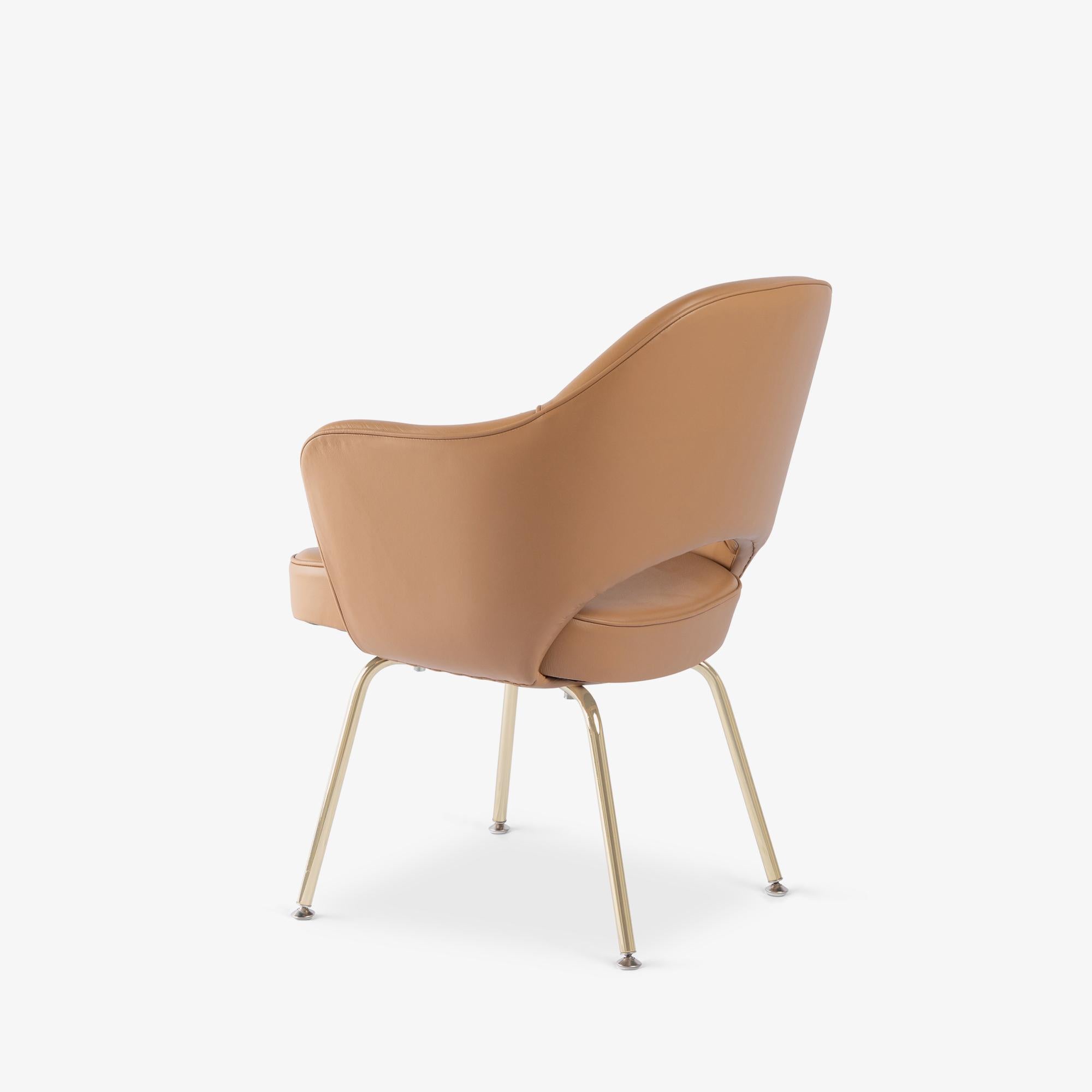 Fauteuils de direction Saarinen en cuir camel avec pieds en laiton, ensemble de 6 Bon état - En vente à Stamford, CT