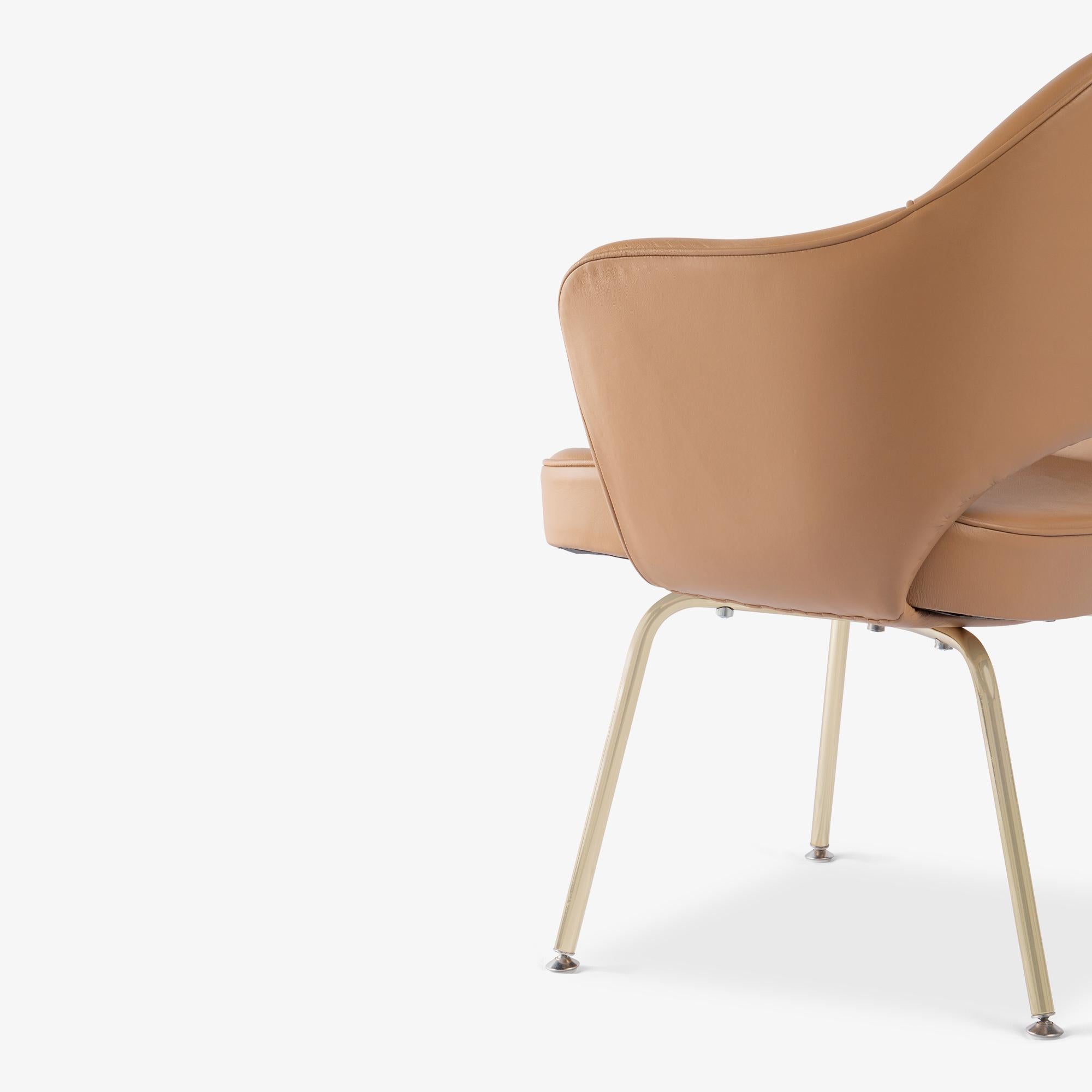 Milieu du XXe siècle Fauteuils de direction Saarinen en cuir camel avec pieds en laiton, ensemble de 6 en vente