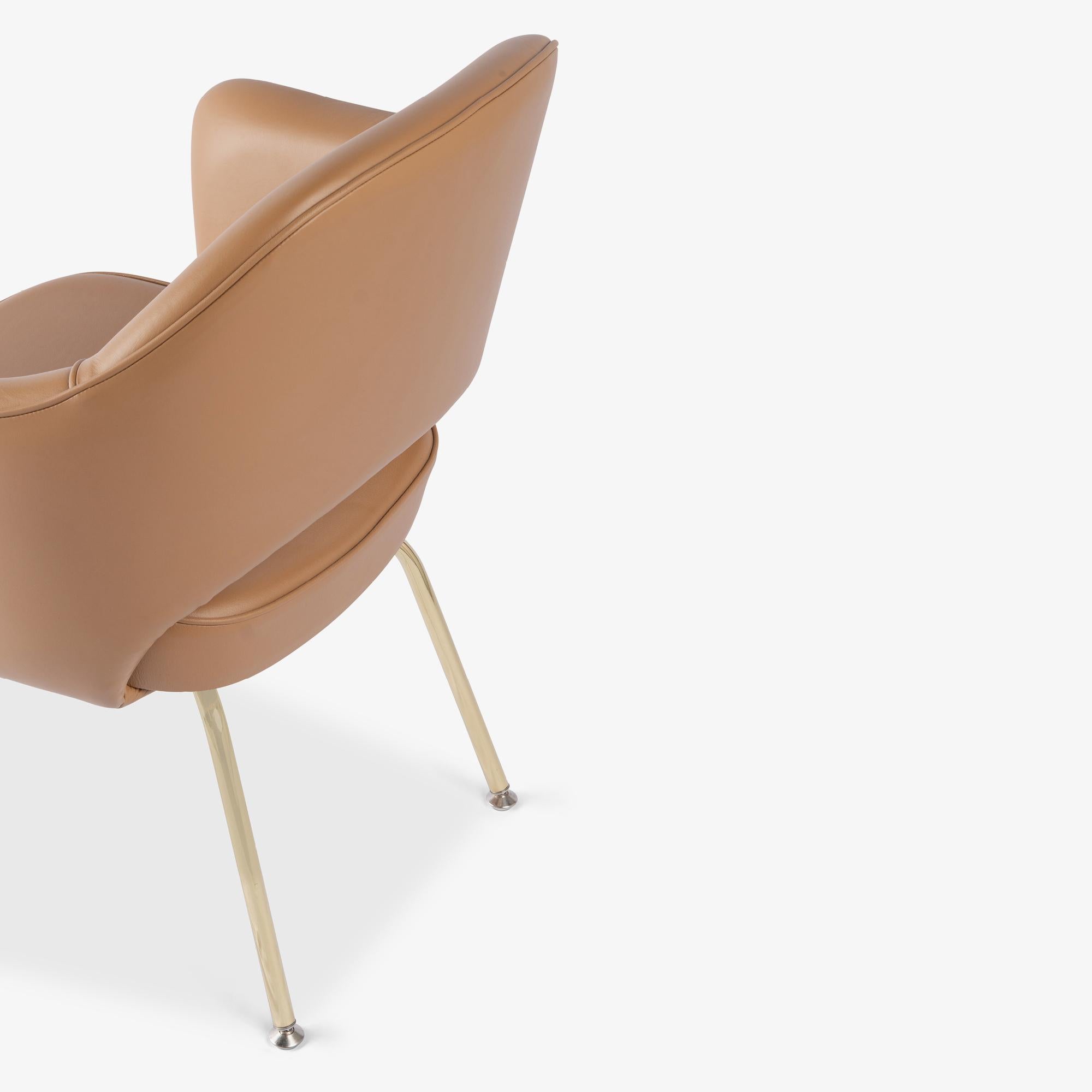 Tissu d'ameublement Fauteuils de direction Saarinen en cuir camel avec pieds en laiton, ensemble de 6 en vente