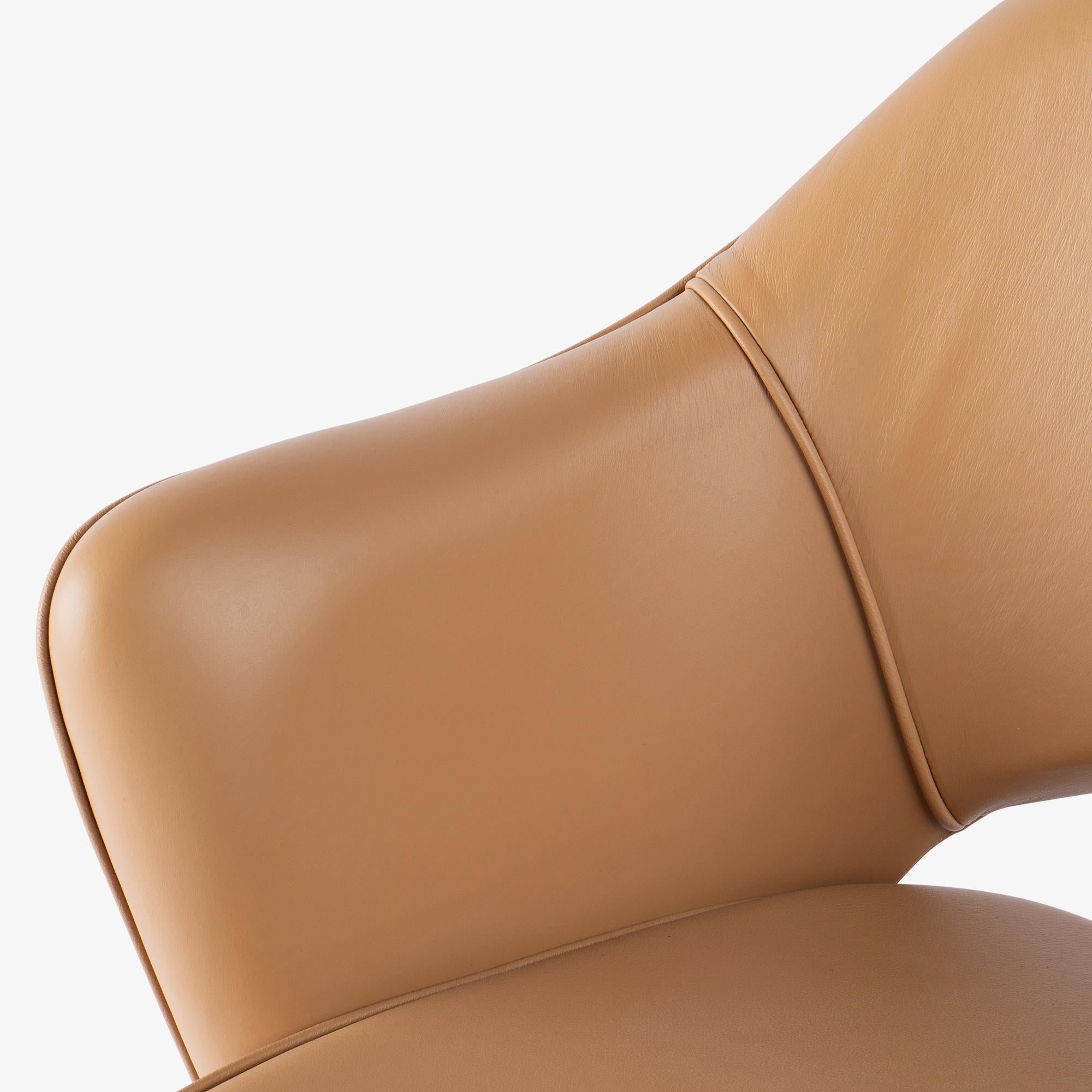 Fauteuils de direction Saarinen en cuir camel avec pieds en laiton, ensemble de 6 en vente 1