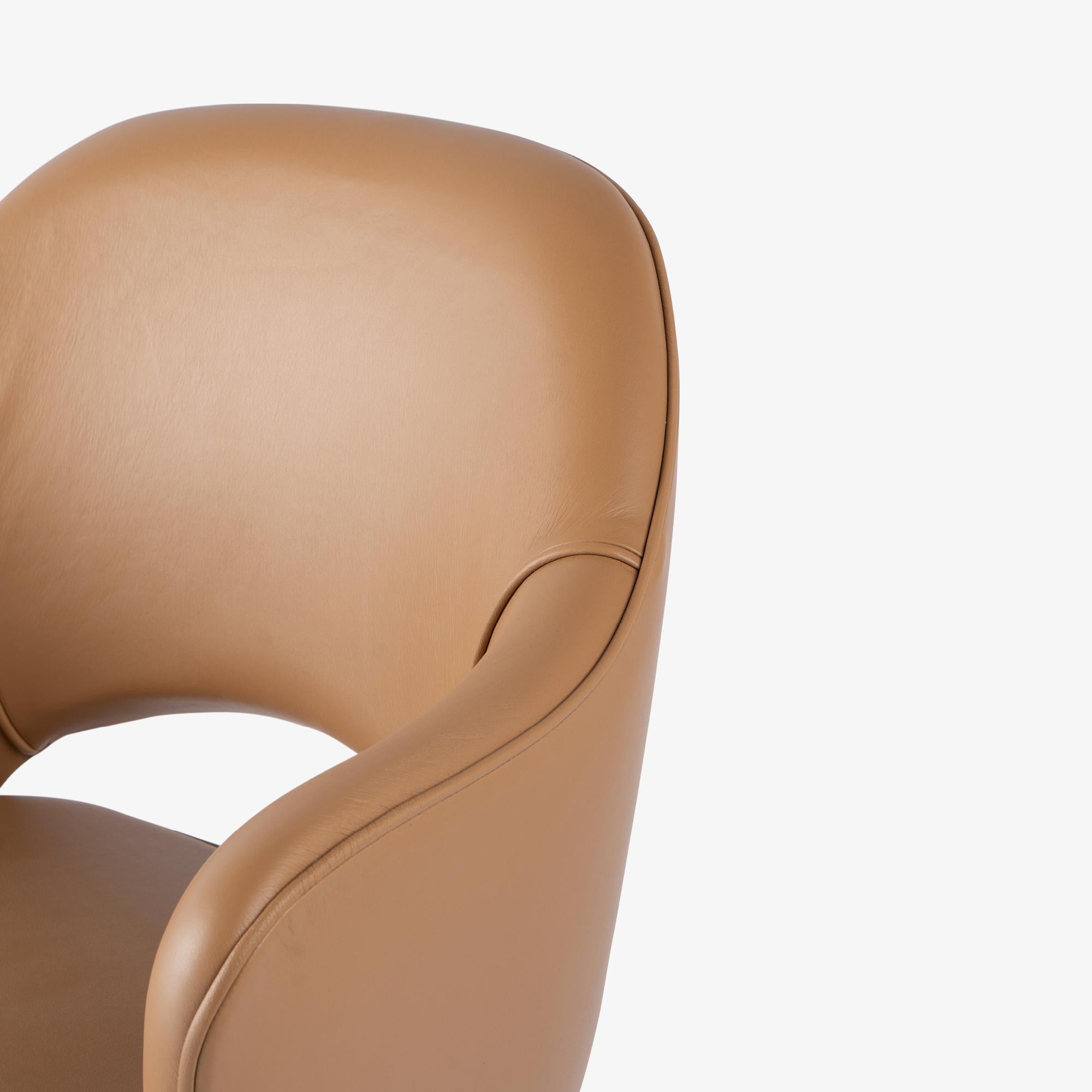 Fauteuils de direction Saarinen en cuir camel avec pieds en laiton, ensemble de 6 en vente 2