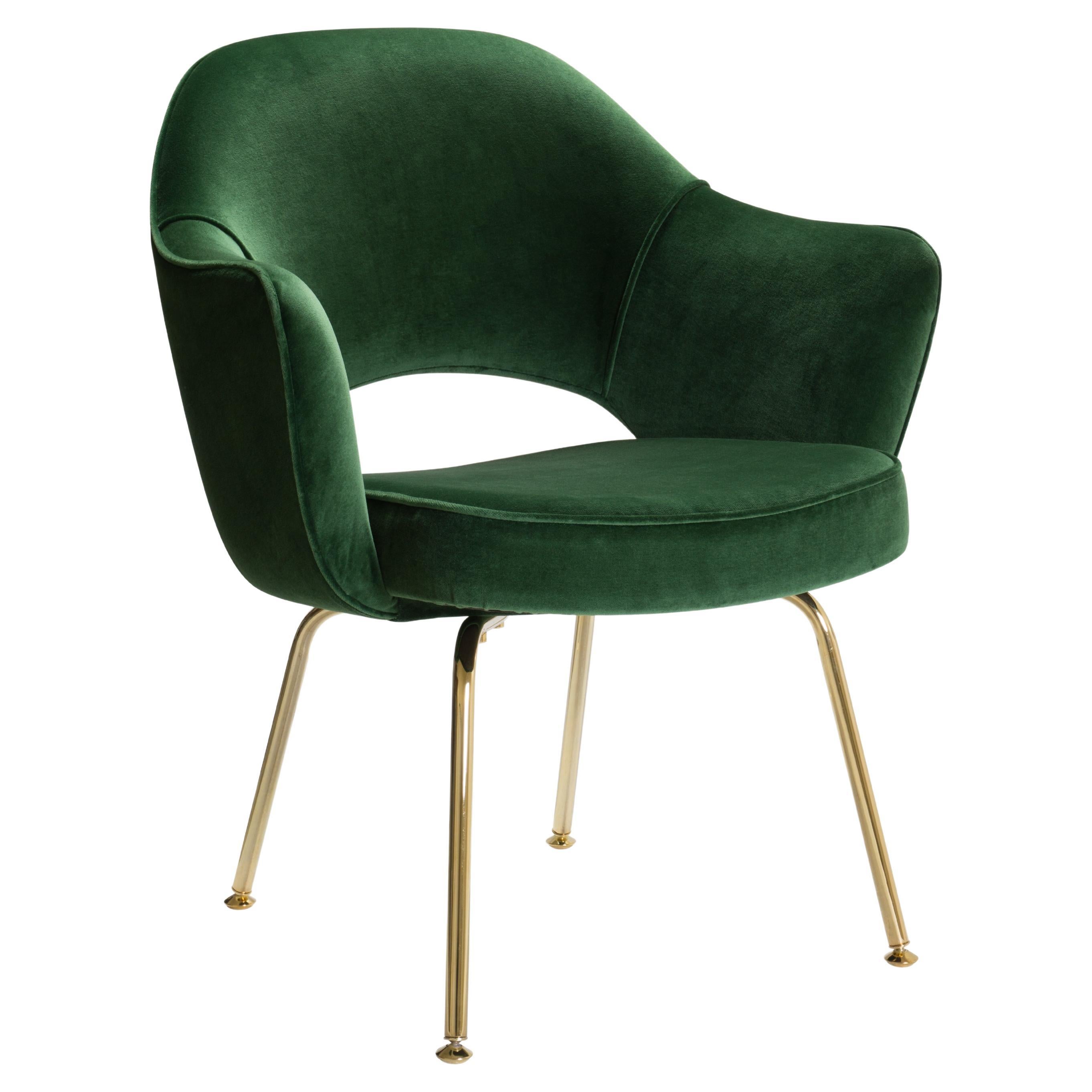 Wir haben diesen Satz von 6 Eero Saarinen für Knoll Chefsessel restauriert und dabei einen italienischen Samt aus 100% Baumwolle in der Farbe Emerald verwendet. Erfahrene Handwerker haben jeden einzelnen Stuhl wieder zum Leben erweckt, damit er auch