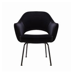 Fauteuil de direction Saarinen en velours noir, pieds revêtus de poudre noire