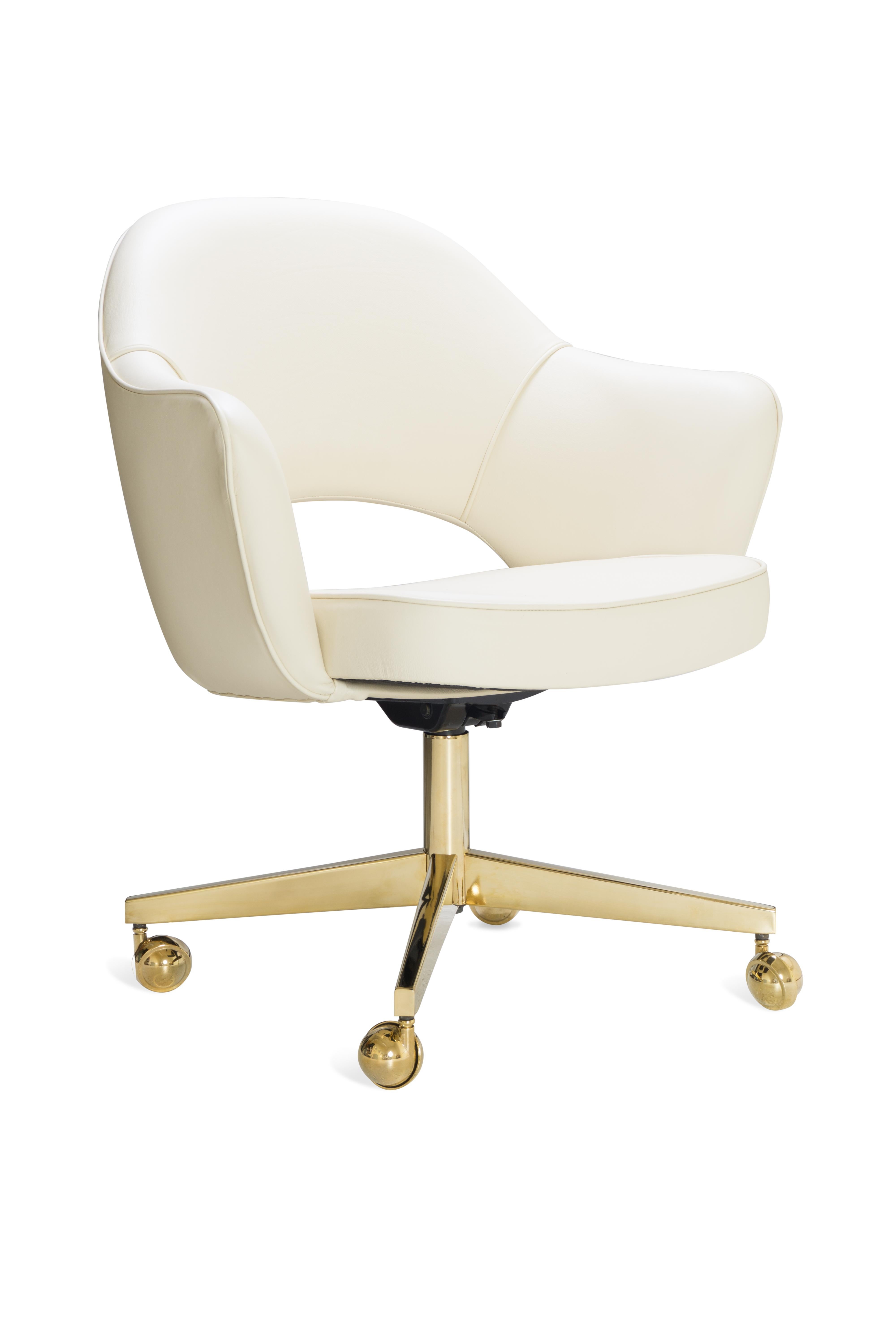 Depuis des années, nous restaurons des fauteuils de direction Saarinen dans tous les tissus possibles et imaginables, dans notre propre atelier. Nous avons restauré ces chaises vintage en utilisant un élégant cuir italien dans la couleur Creme. Des
