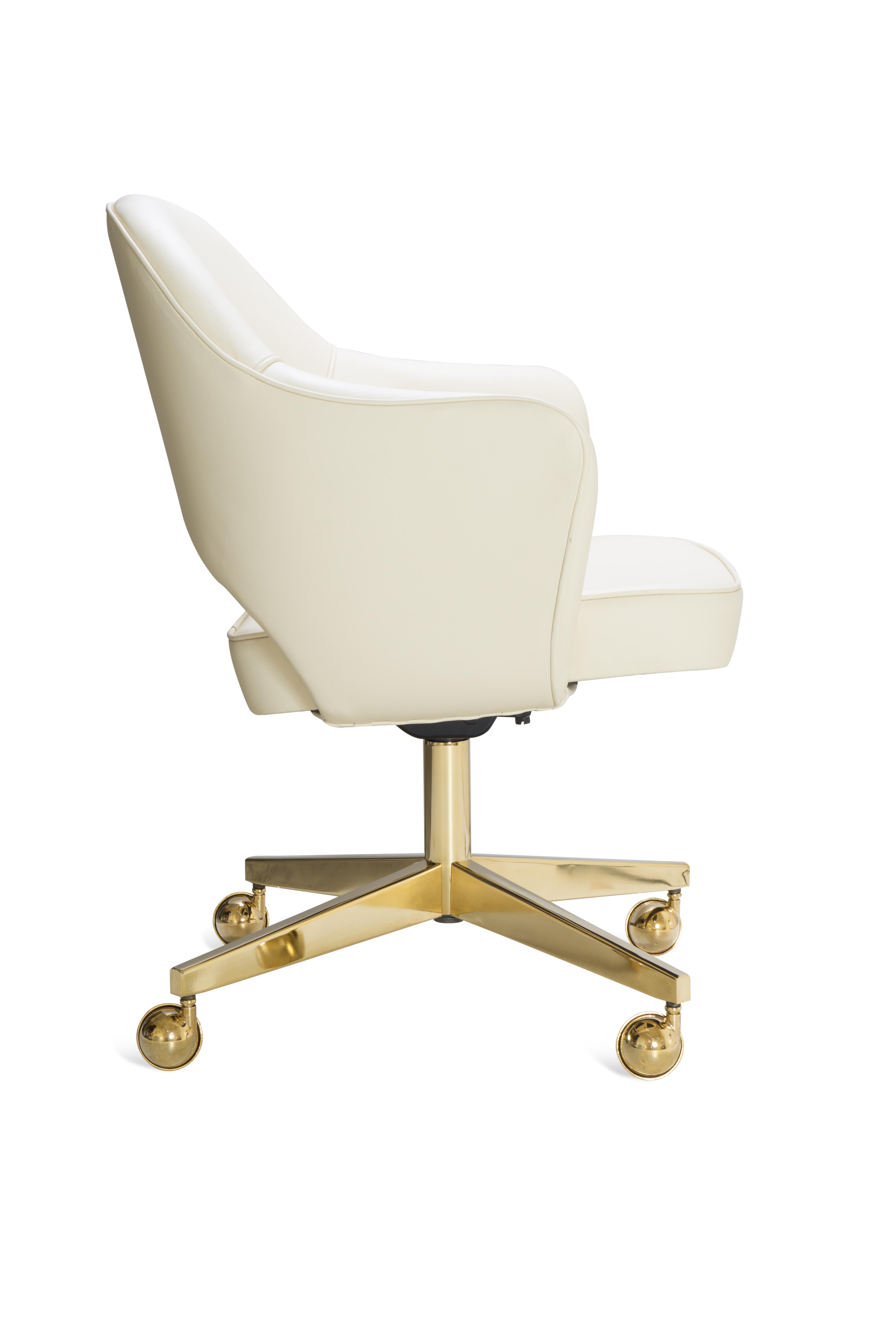 Mid-Century Modern Fauteuil de direction Saarinen en cuir crème sur base pivotante, édition dorée en vente