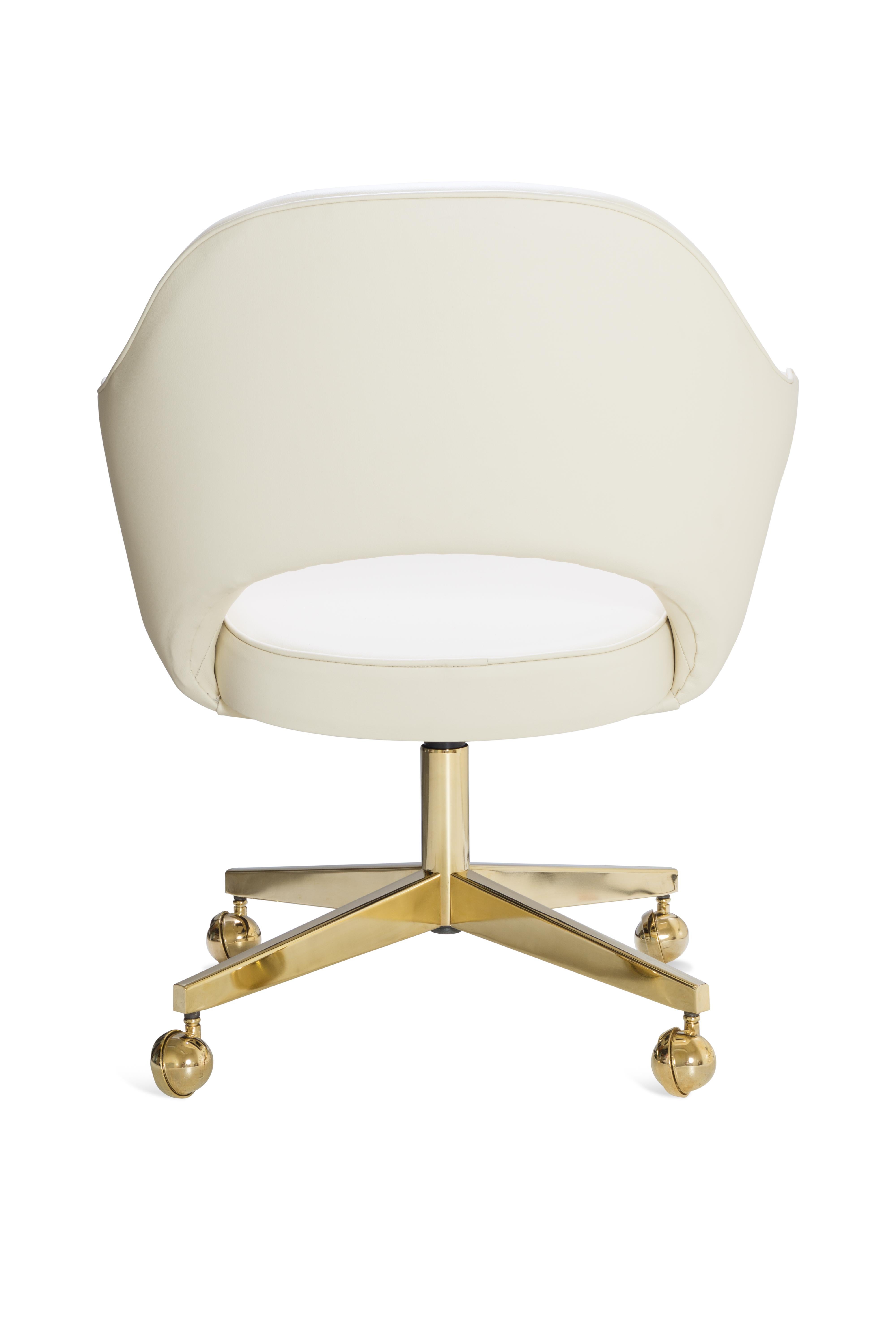 Américain Fauteuil de direction Saarinen en cuir crème sur base pivotante, édition dorée en vente