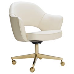 Fauteuil de direction Saarinen en cuir crème sur base pivotante, édition dorée