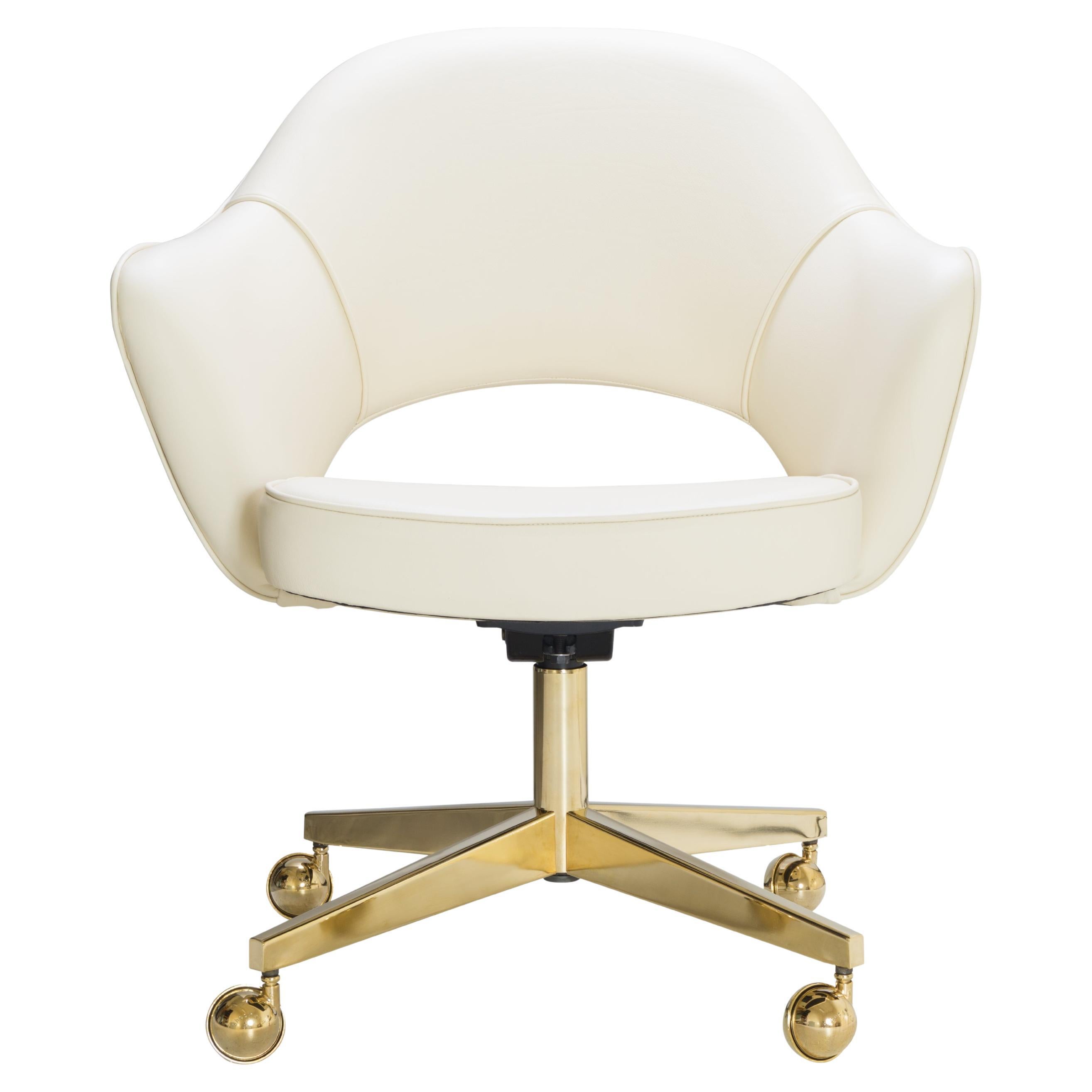 Sillón de dirección Saarinen en piel crema sobre base giratoria, Edición Oro