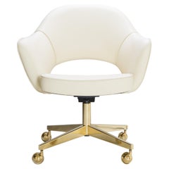 Sillón de dirección Saarinen en piel crema sobre base giratoria, Edición Oro