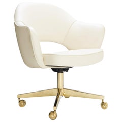 Fauteuil de direction Saarinen en cuir crème, base pivotante, édition dorée