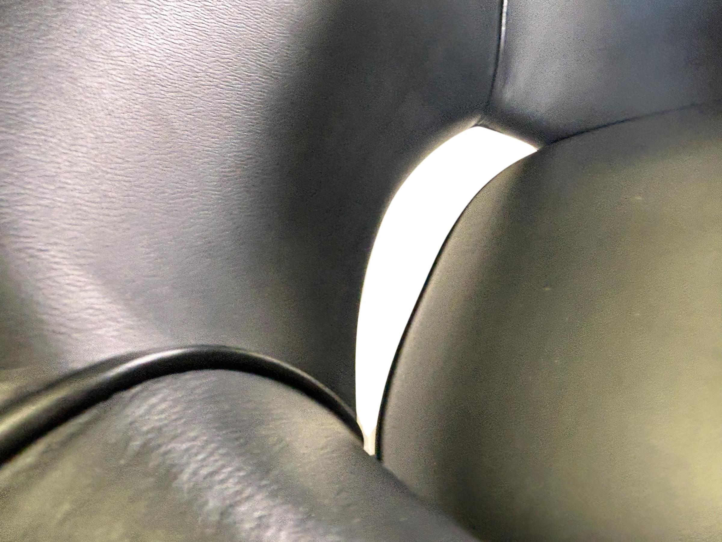 Saarinen Executive Armchair in Obsidian Black Leather, Black Swivel Base. For Sale 2
