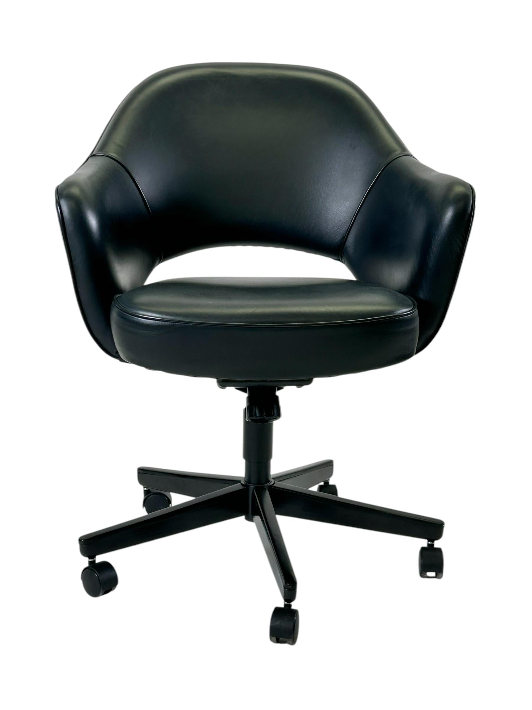 Mid-Century Modern Saarinen Executive Armchair in Obsidian Black Leather, Black Swivel Base. For Sale