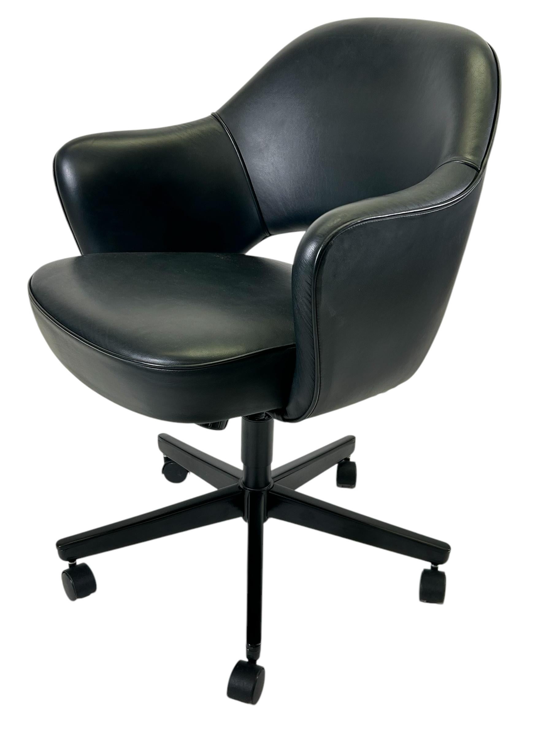 Saarinen Executive Armchair in Obsidian Black Leather, Black Swivel Base. In Good Condition For Sale In Wilton, CT